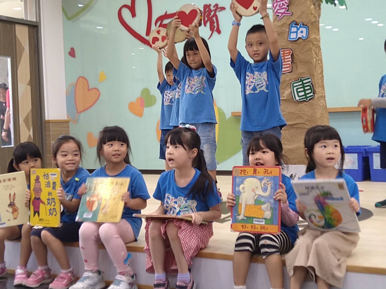 思賢國小學生表演「閱讀是幸福的孩子」