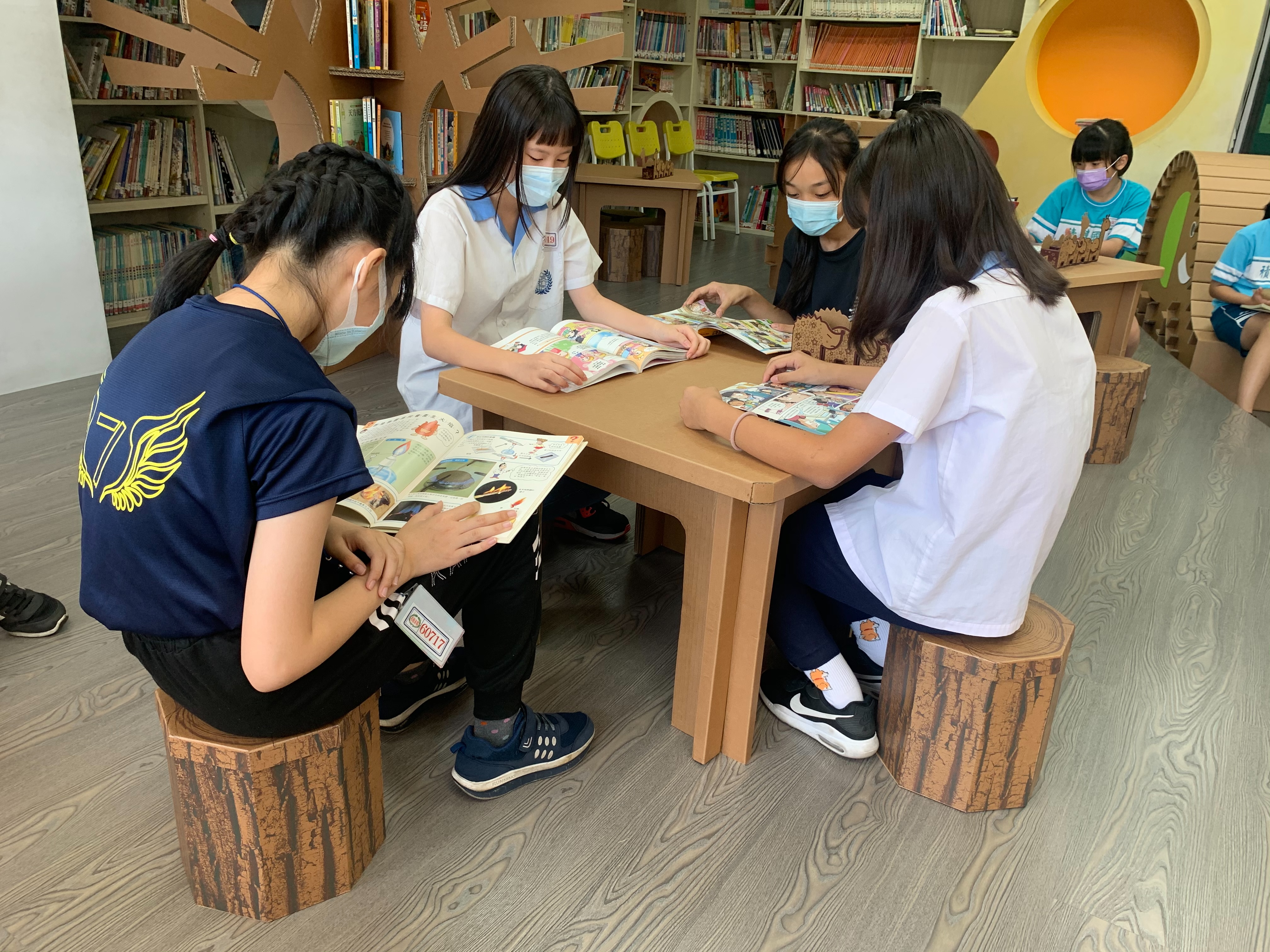積穗國小學生在紙圖書館閱讀