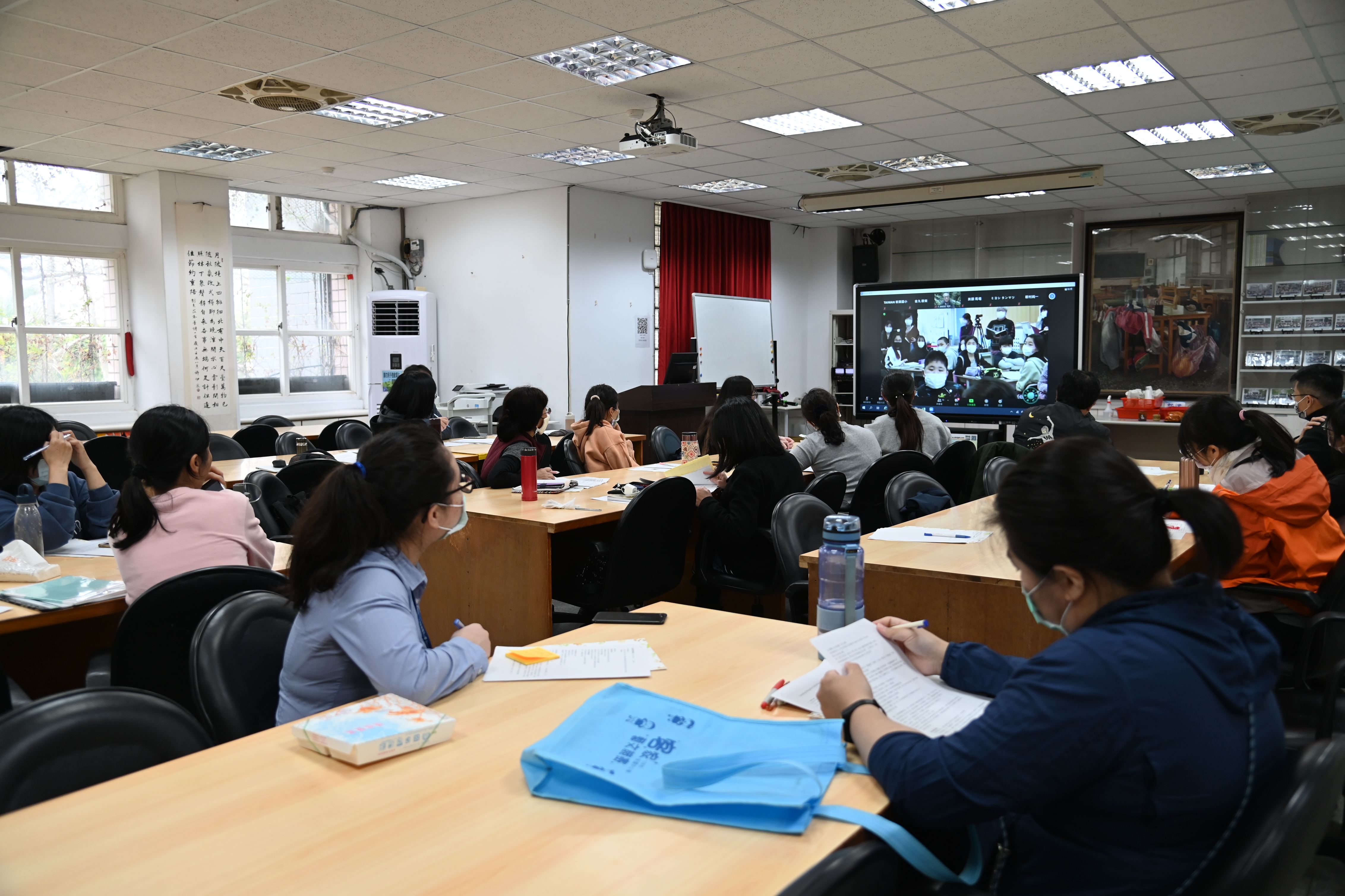 新興國小場次，全校教師一起觀看日本小學的社會課談論環境權
