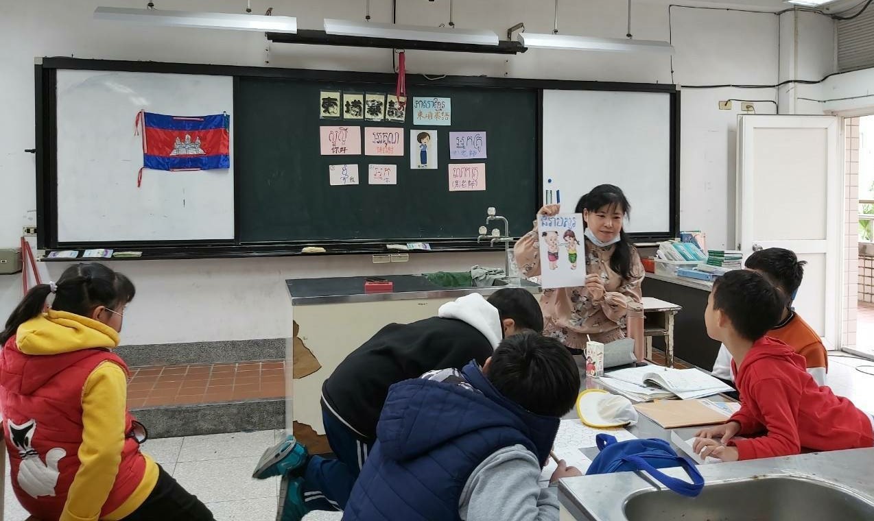 陳秀玲老師教新北市學生學柬埔寨語，發揮共備社群研習中所學習的教學技巧，應用於課堂中