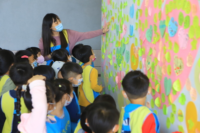 民安國小設置「民安有愛牆」，提供全校師生表達對傷亡者的集氣祝福或對救難人員的感謝.