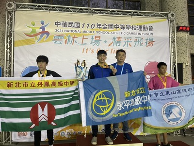 永平高中蔡逸杰選手(左二)獲得高男200公尺蛙式金牌與教練柯喬譯(右二)合影.