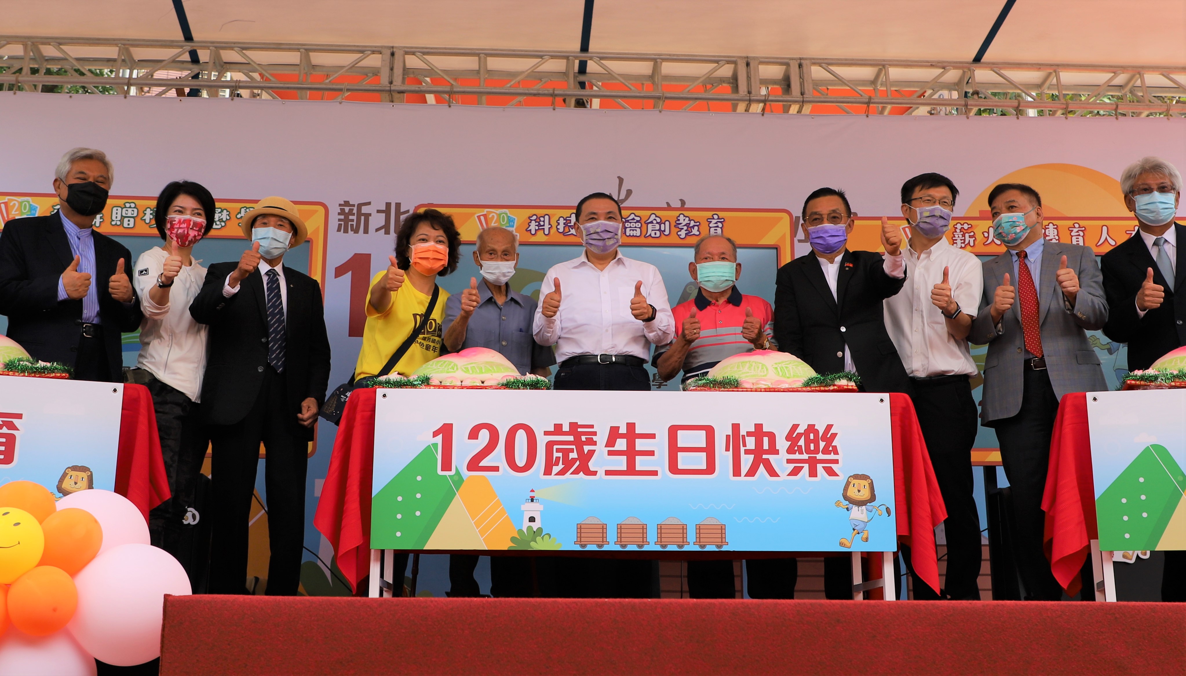 3.市長與3位90多歲的資深校友進行「百二壽桃匯祝福」生日禮讚.