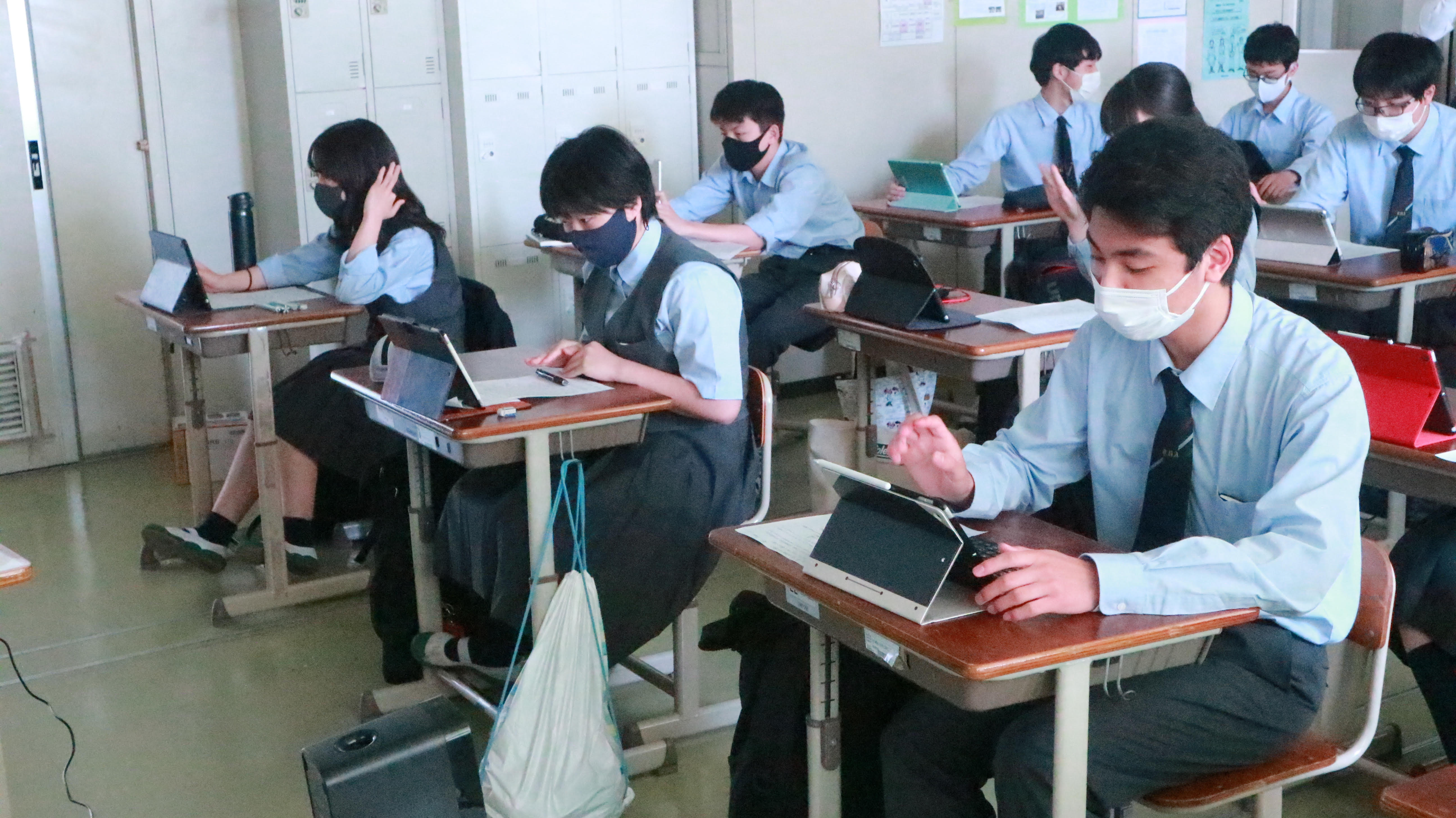 新北巿中平國中與東京農大第三高等學校高一學生進行別開生面的全英語線上交流，圖為日本學生視訊實況.