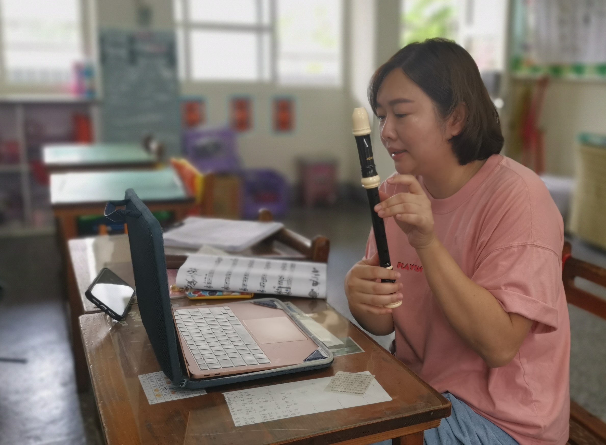 3.鄧公國小黃美娟老師透過音樂讓學生既能手指運動也能學會音樂節奏，藉由直笛為家人、自己調劑身心
