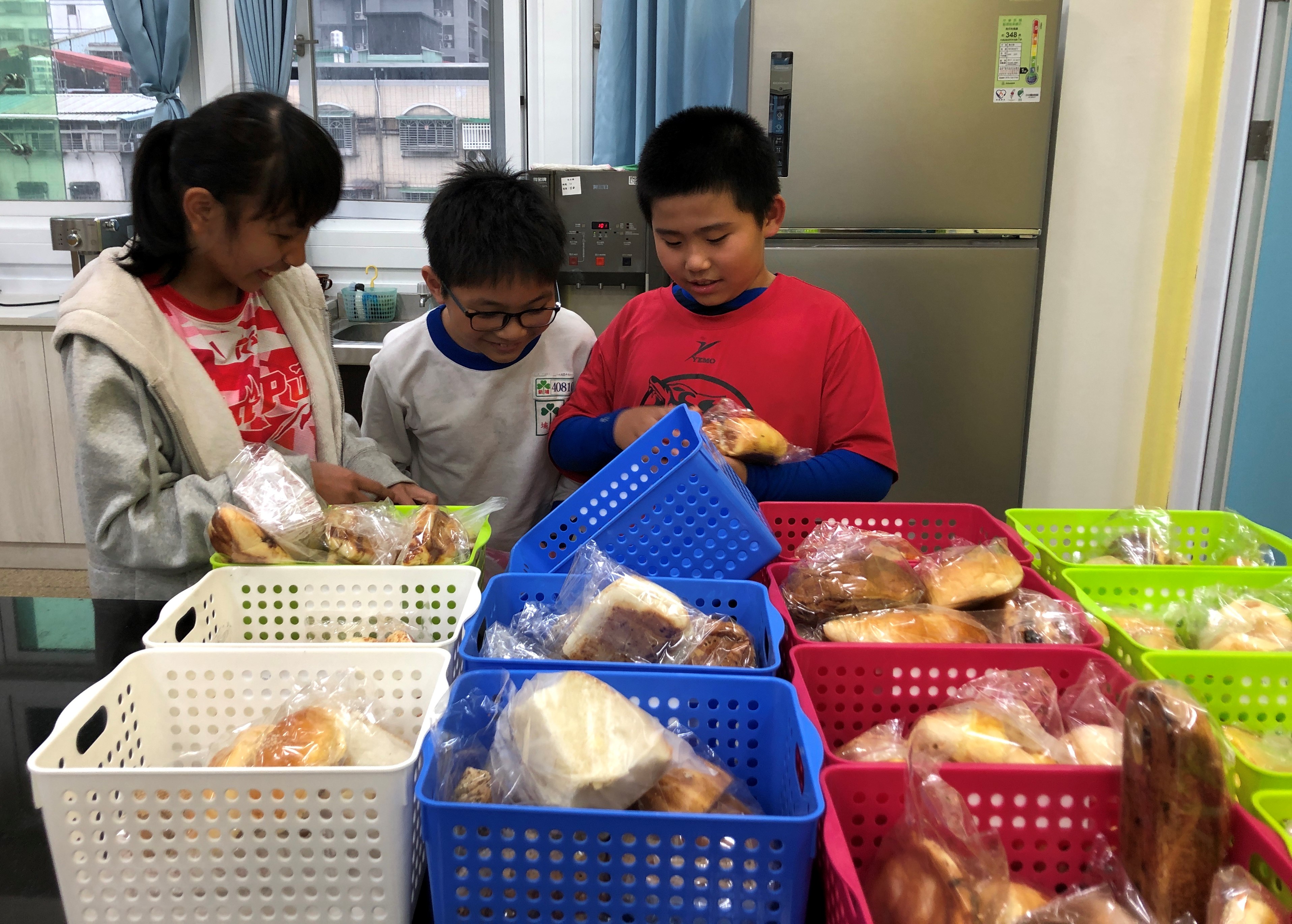 新埔國小與鄰近麵包店合作，讓受輔學生每日可以享用美味、營養的麵包.jpg
