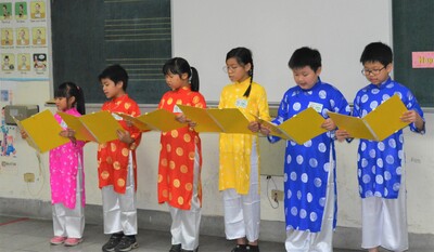 4.國小學生穿著越南傳統服飾進行朗讀比賽.JPG