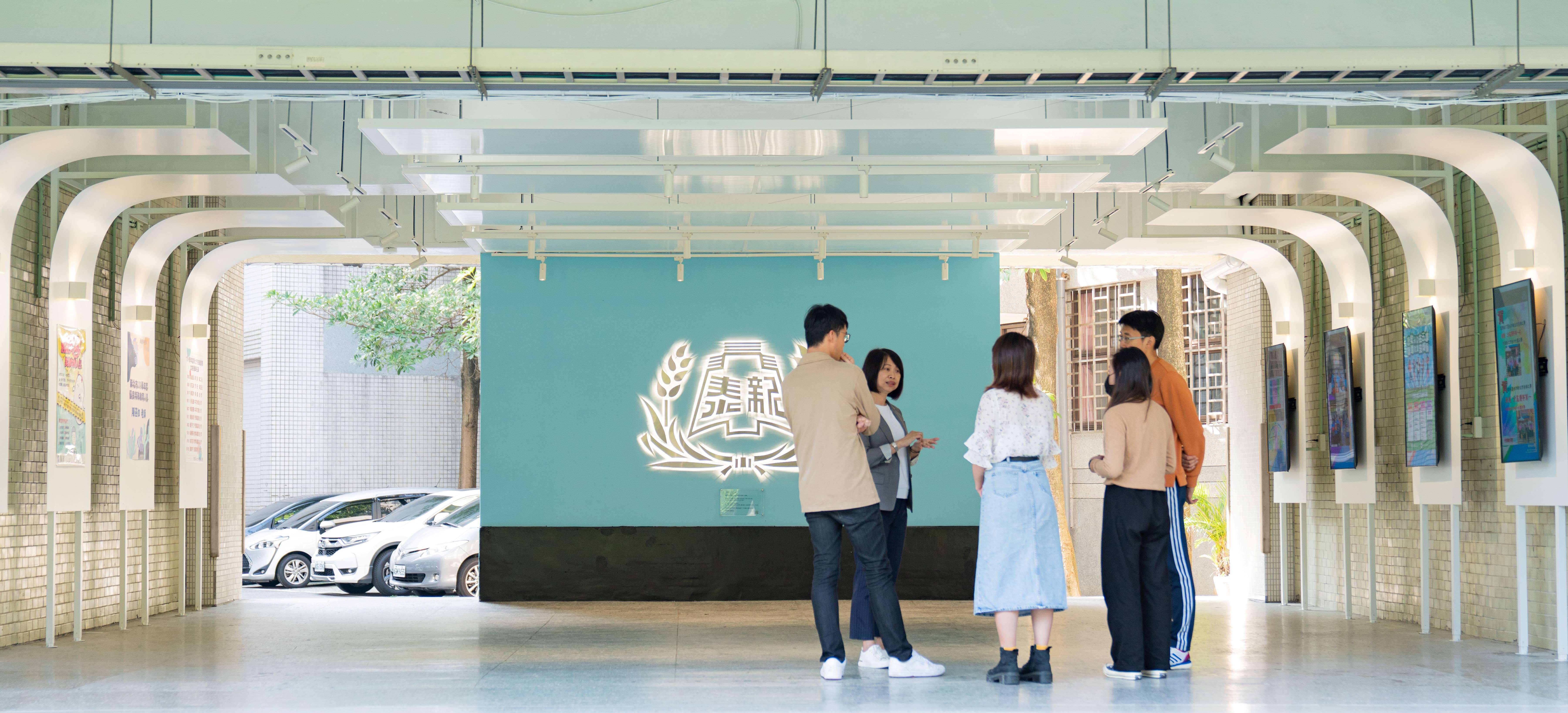 新泰國中主牆以學校的識別色藍色為底色，再搭配大型校徽，結合學校意象與美感(資料照).jpg