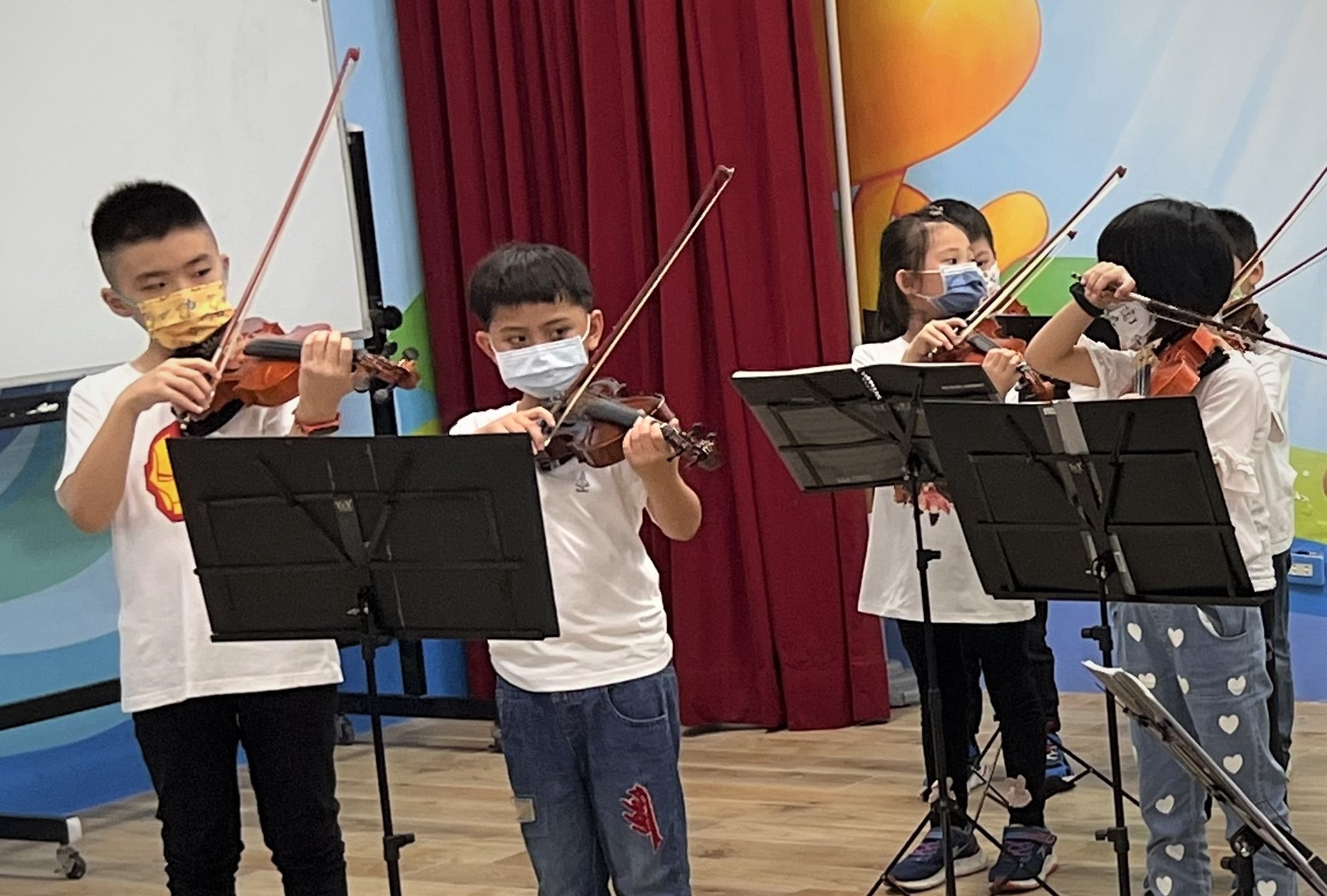 3.澳底國小陳松駿同學(左二)於課堂上練習小提琴.jpg
