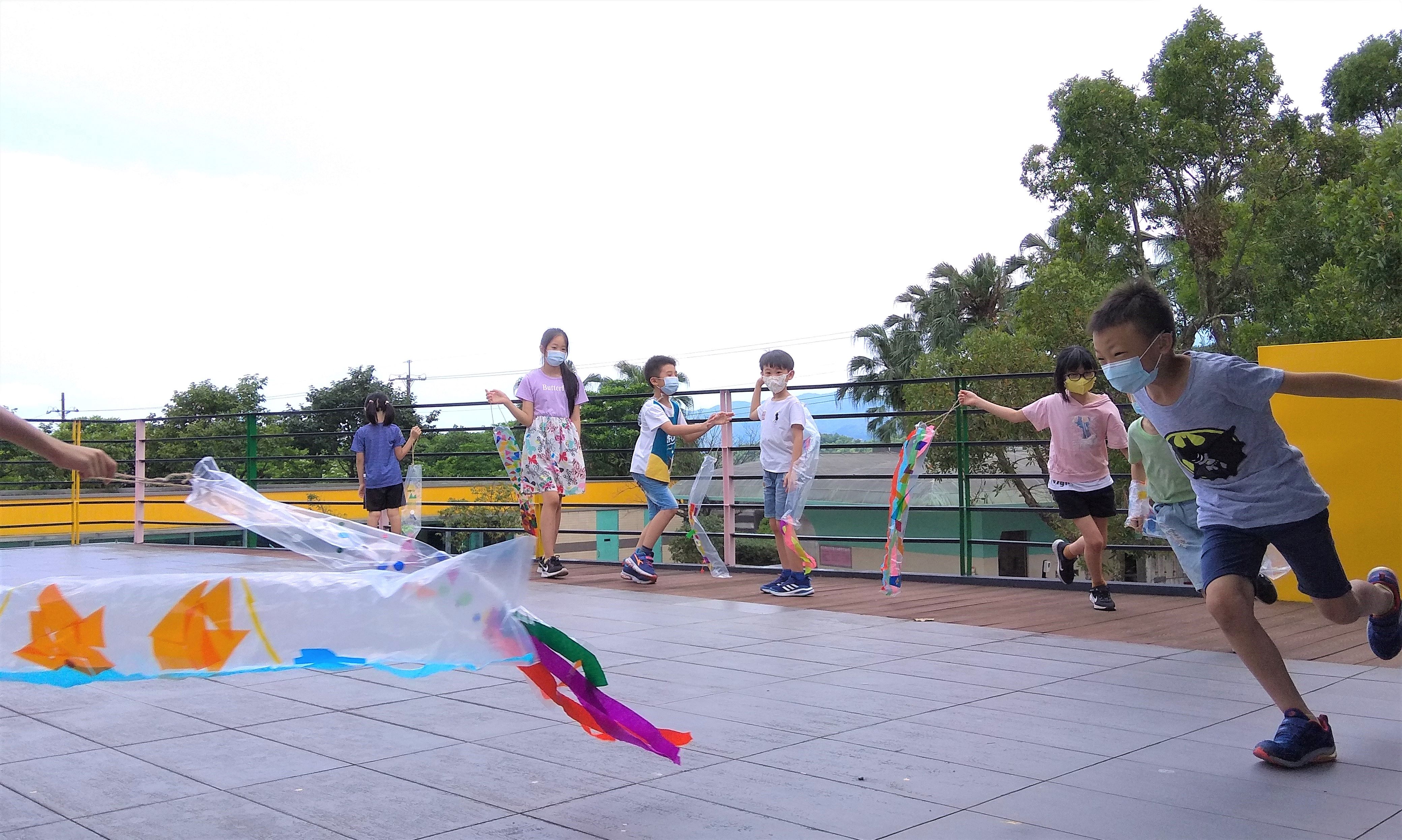 4.金山國小與朱銘美術館合作的「認識風」課程，孩子製作風箏藉著風的力量飛起來。.jpg