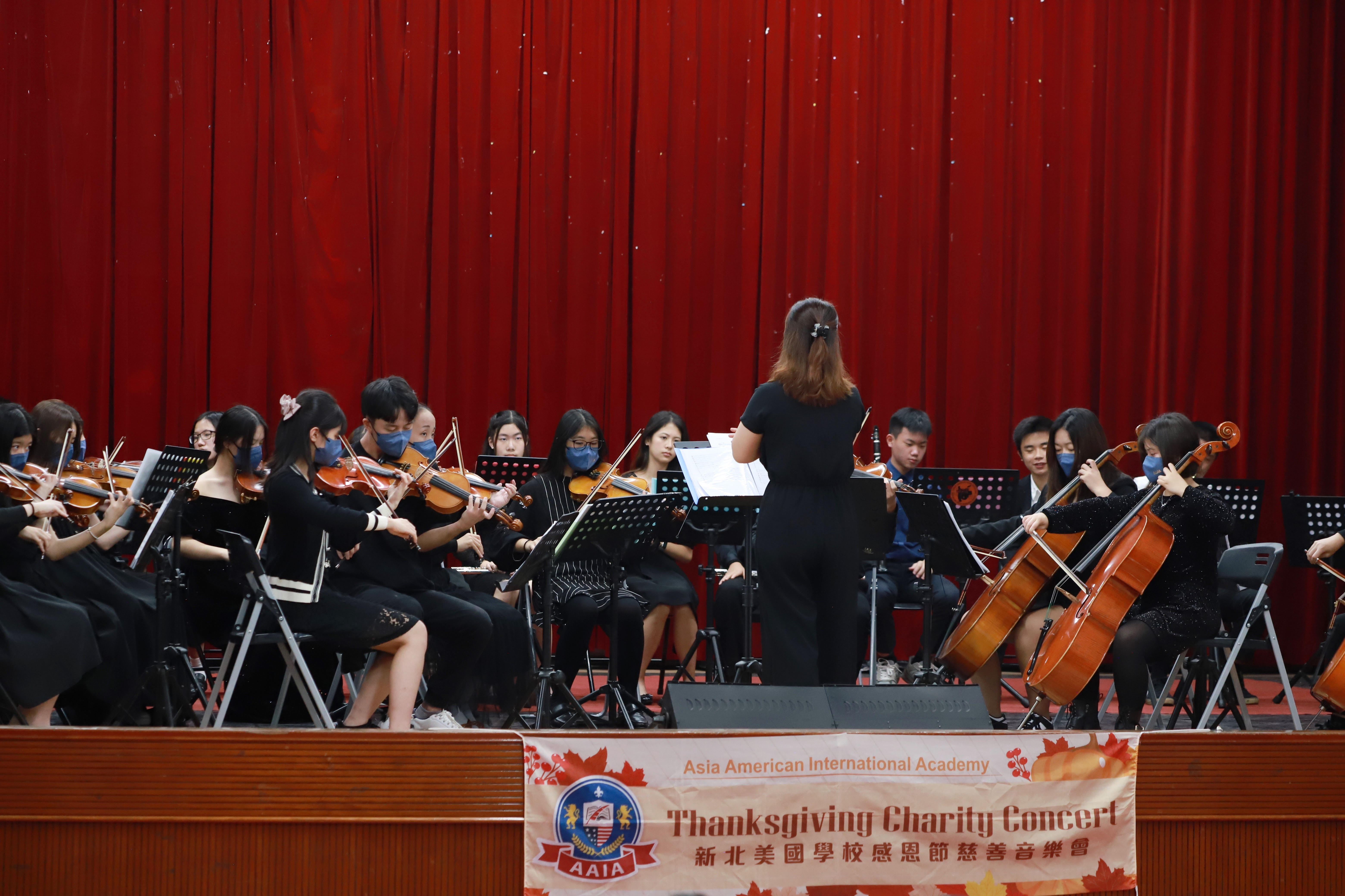 新北美國學校管弦樂隊以當”電影與音樂相遇”為主題演奏組曲.jpg