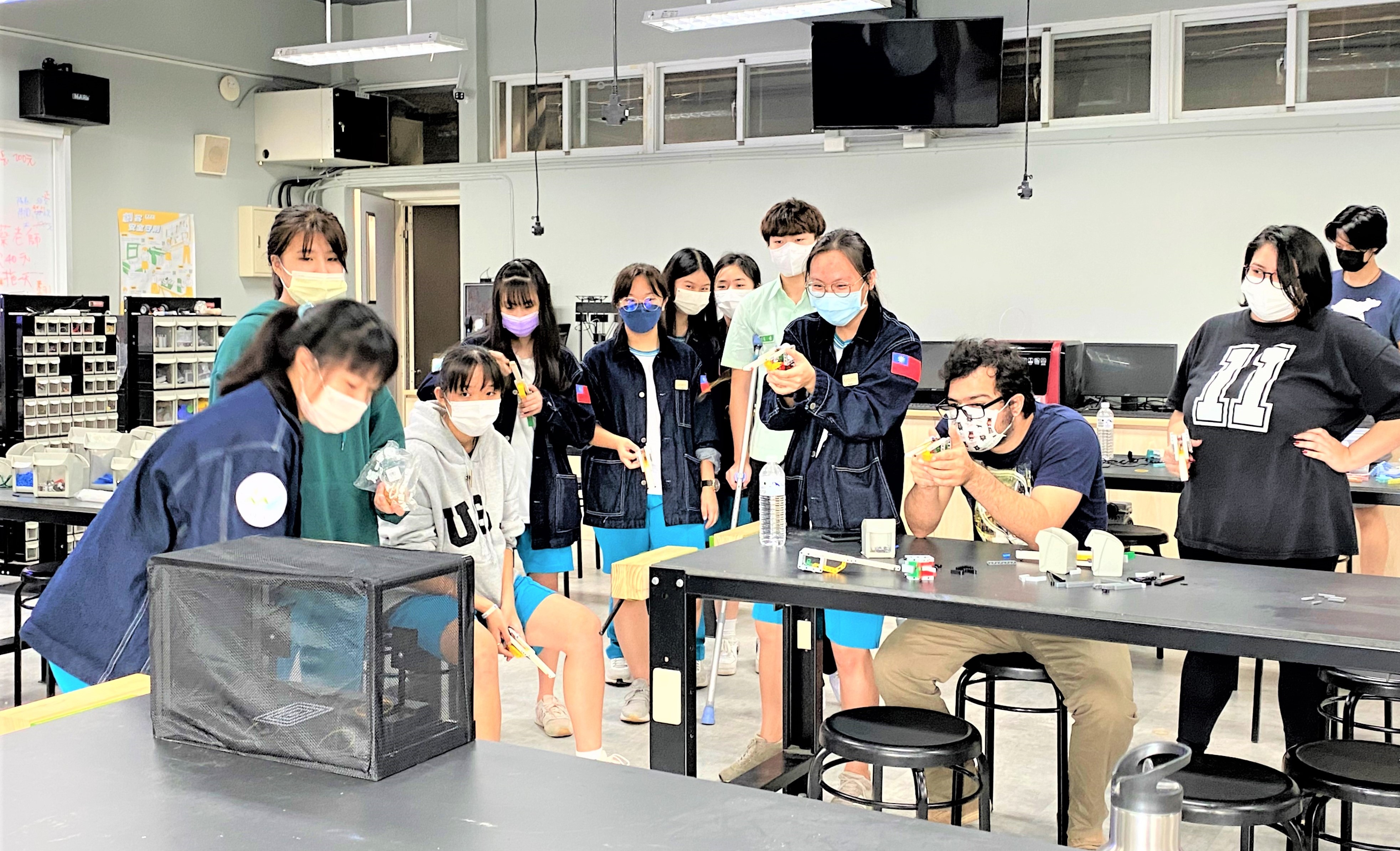 石碇高中學生和外籍生開始進行神射手爭奪賽，氣氛既緊張又刺激.jpg