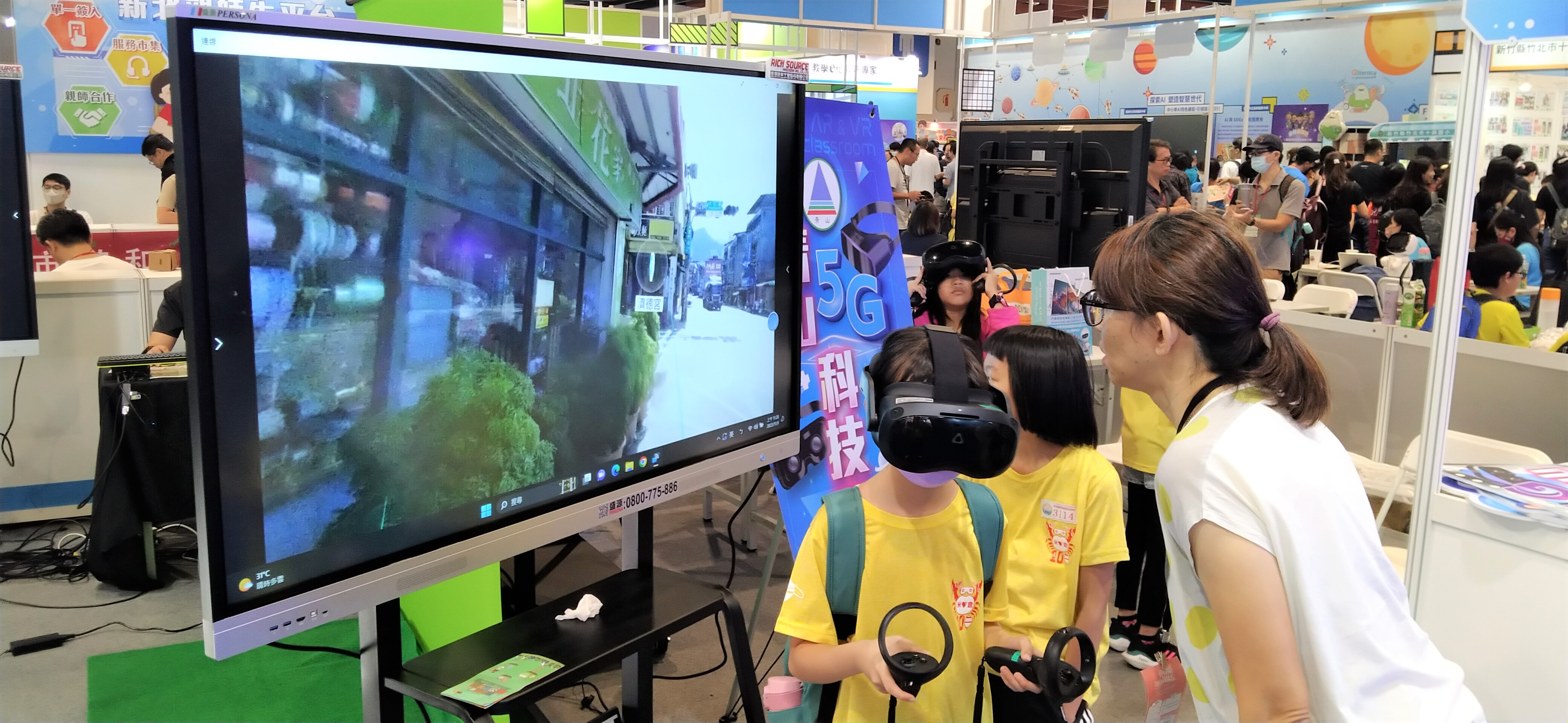 學生現場體驗青山中小學走讀水返腳VR活動.jpg