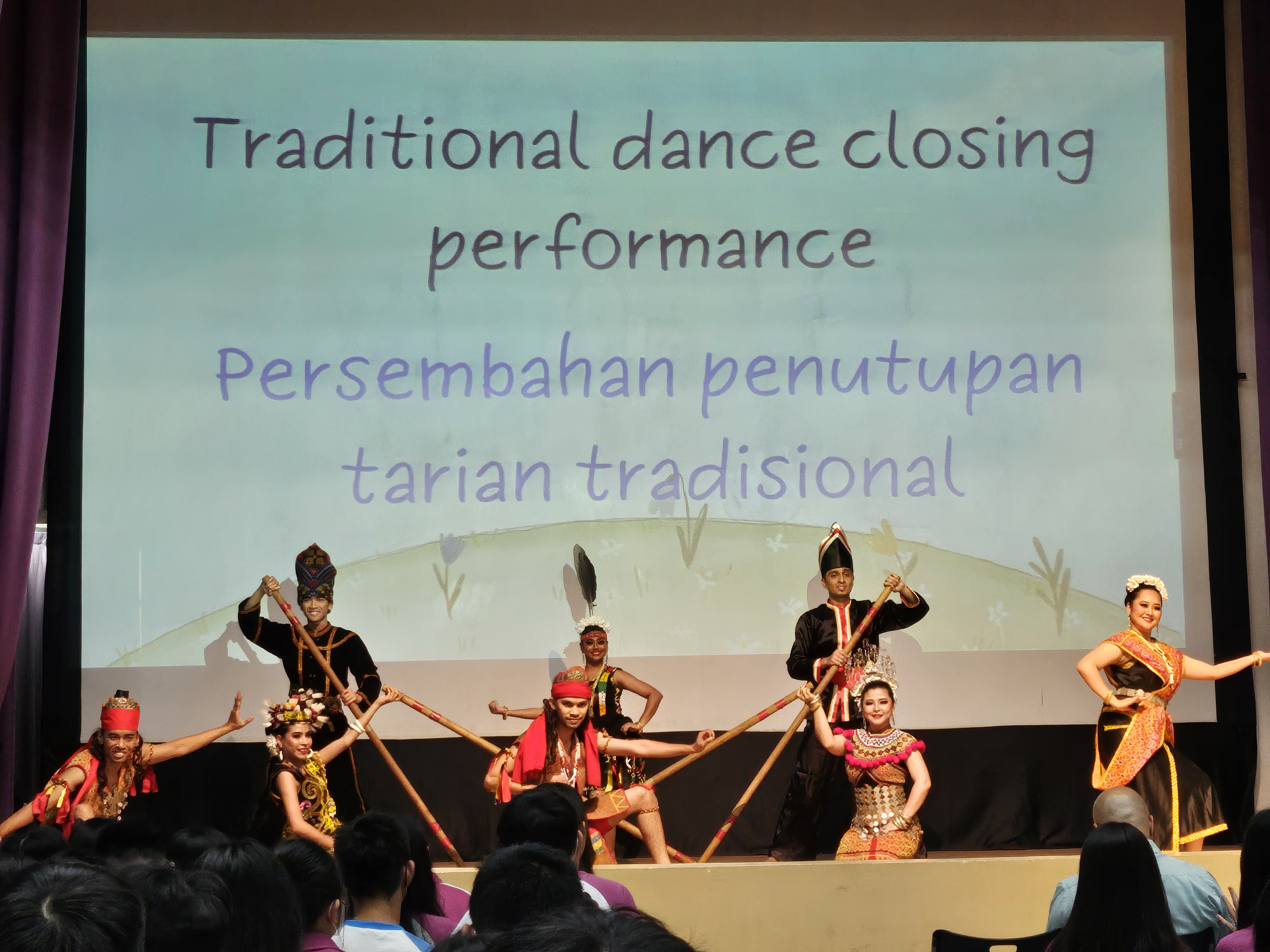 馬來亞傳統舞蹈表驗-Clossing MEDLEY BORNEO.jpg