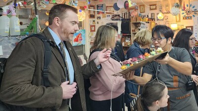 清水高中創客教師曾詠翔(圖右)向美國紐澤西州勞倫斯學區貴賓解說手做玫瑰作品