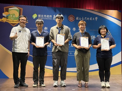 張明文局長(左1)與同時獲得優異獎及進步獎學校合影