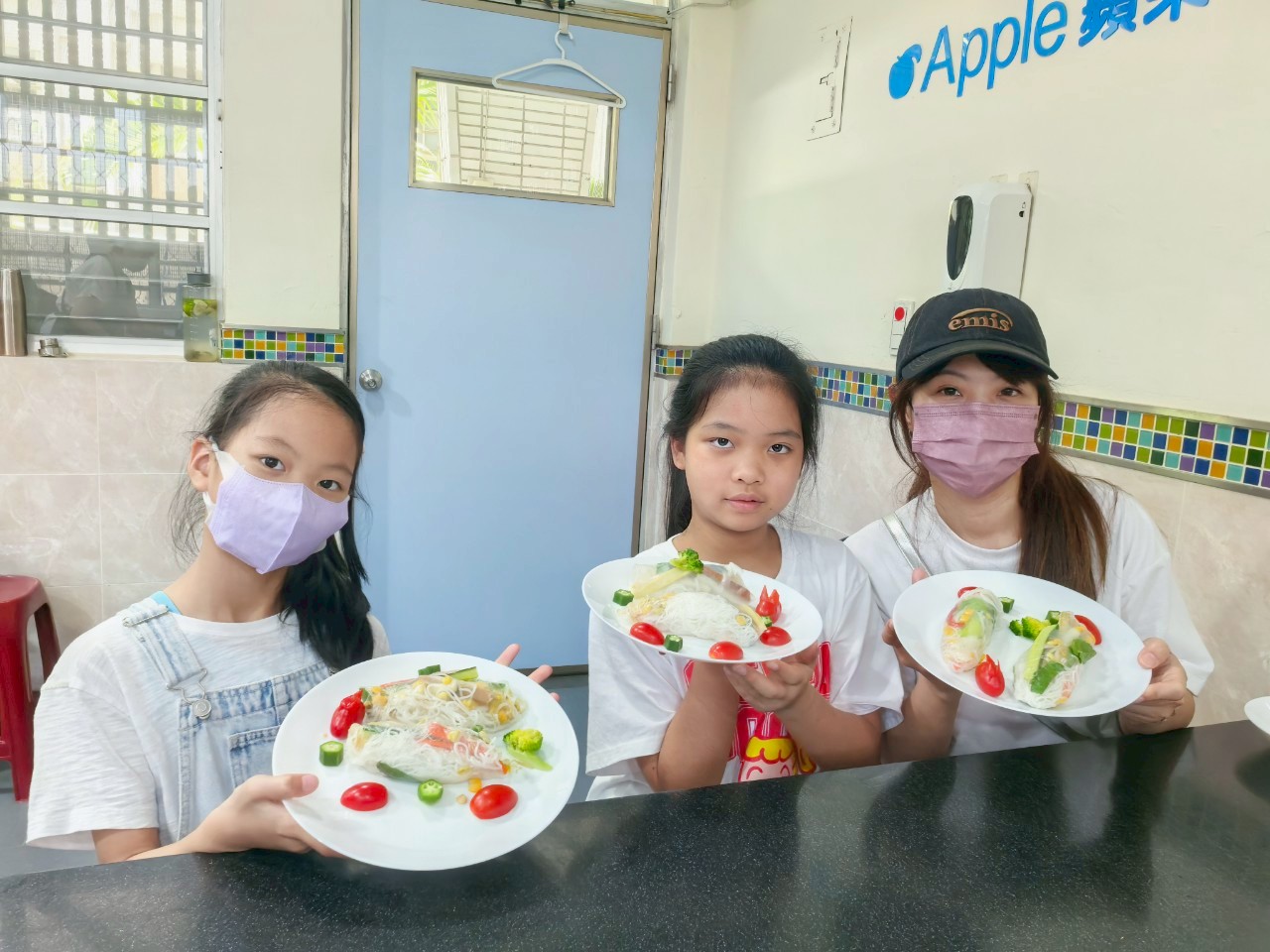 孩童與家長合作完成越式創意春捲,開心分享成果!