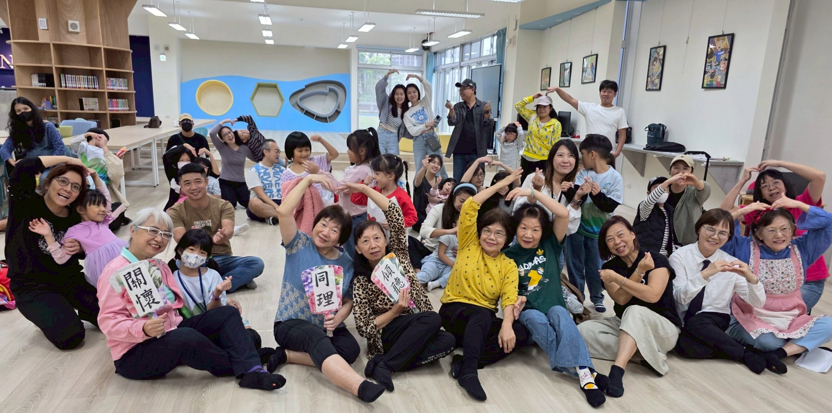 《魔法餅乾》戲劇演出後,志工與親師生笑容滿滿,用溫暖合照留住幸福時刻