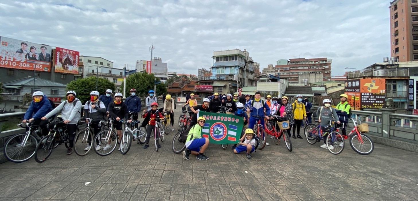 三重高中學生與視障朋友一起用單車在大地書寫青春