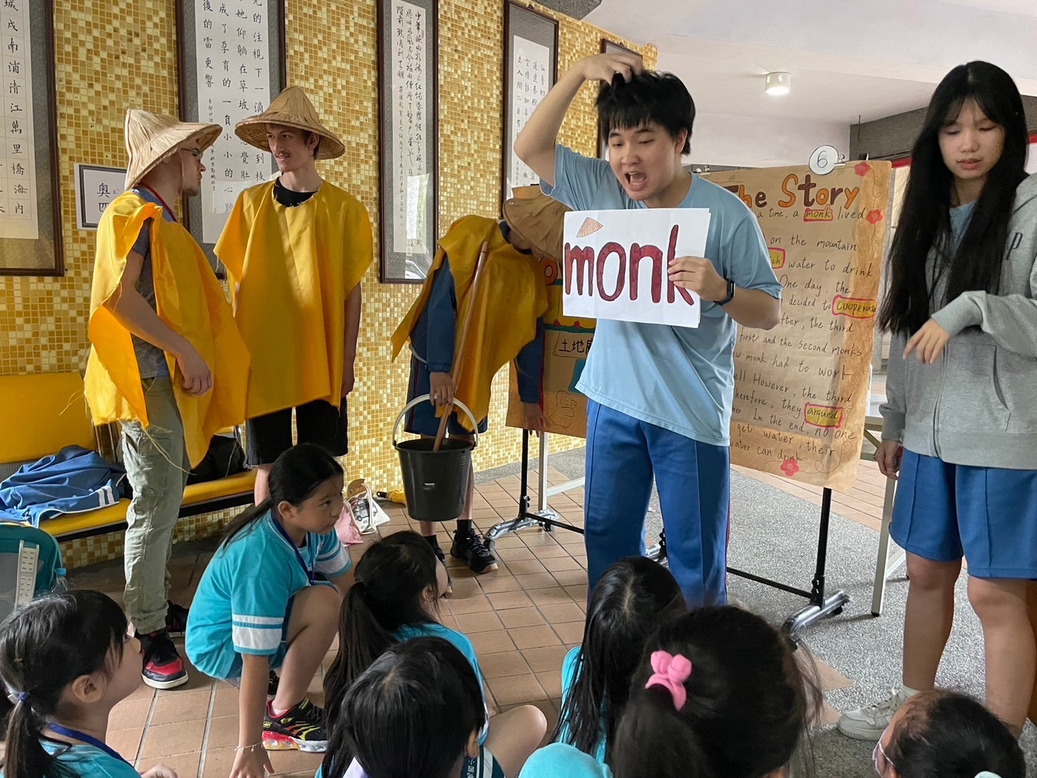 中和學生對積穗國小學生講述三個和尚挑水喝的故事.jpg