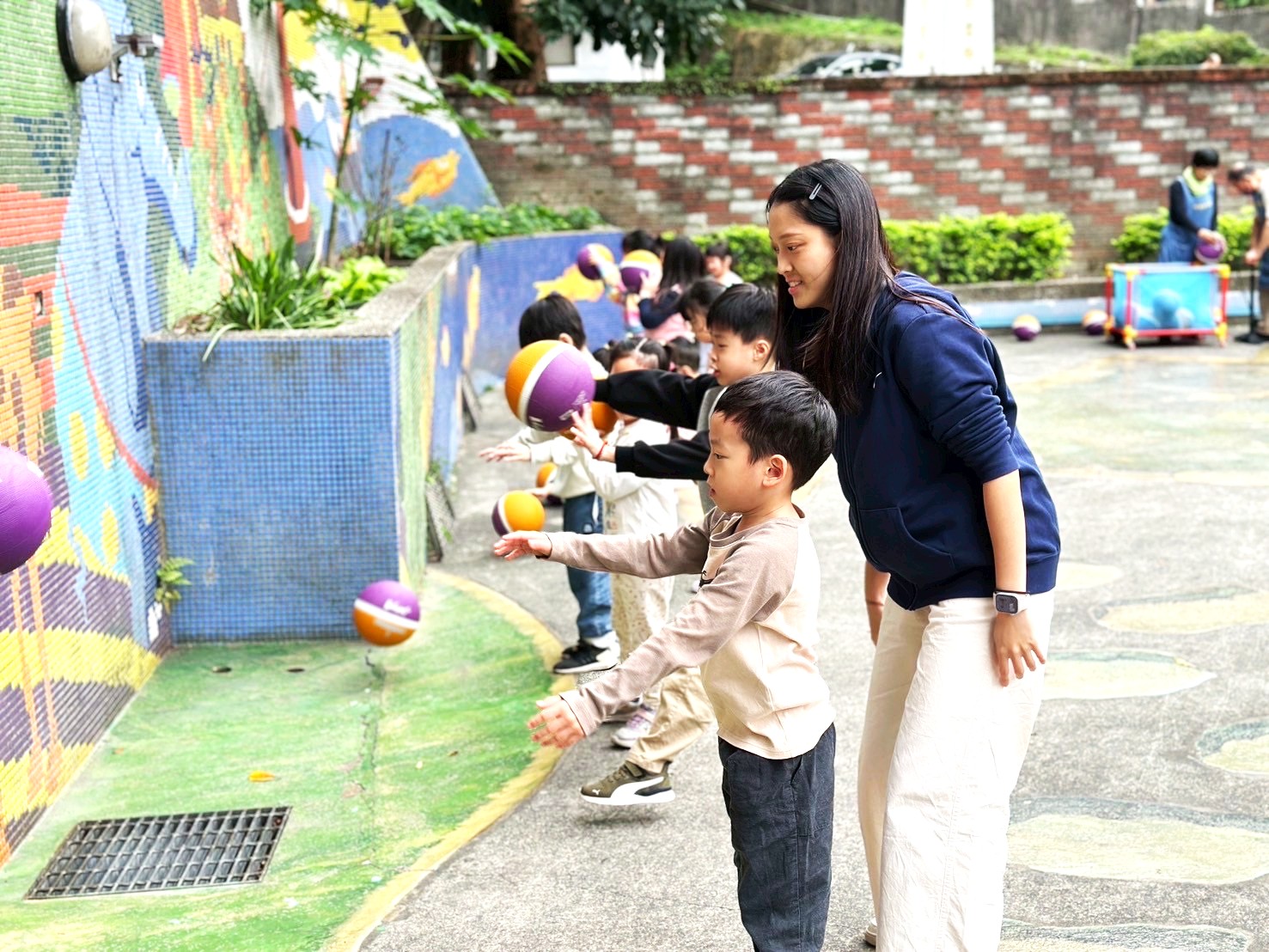中和幼兒園林昀老師從孩子「學會放水壺」的日常進步中感受教育的成就