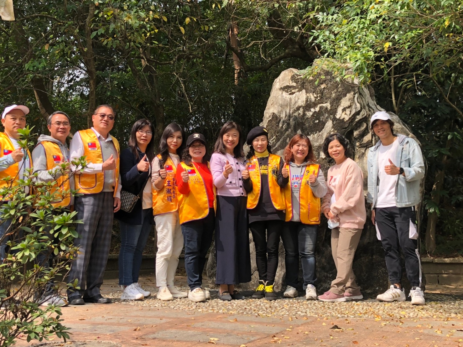 中和高中與典範獅子會共同進行植樹活動後合影.jpg
