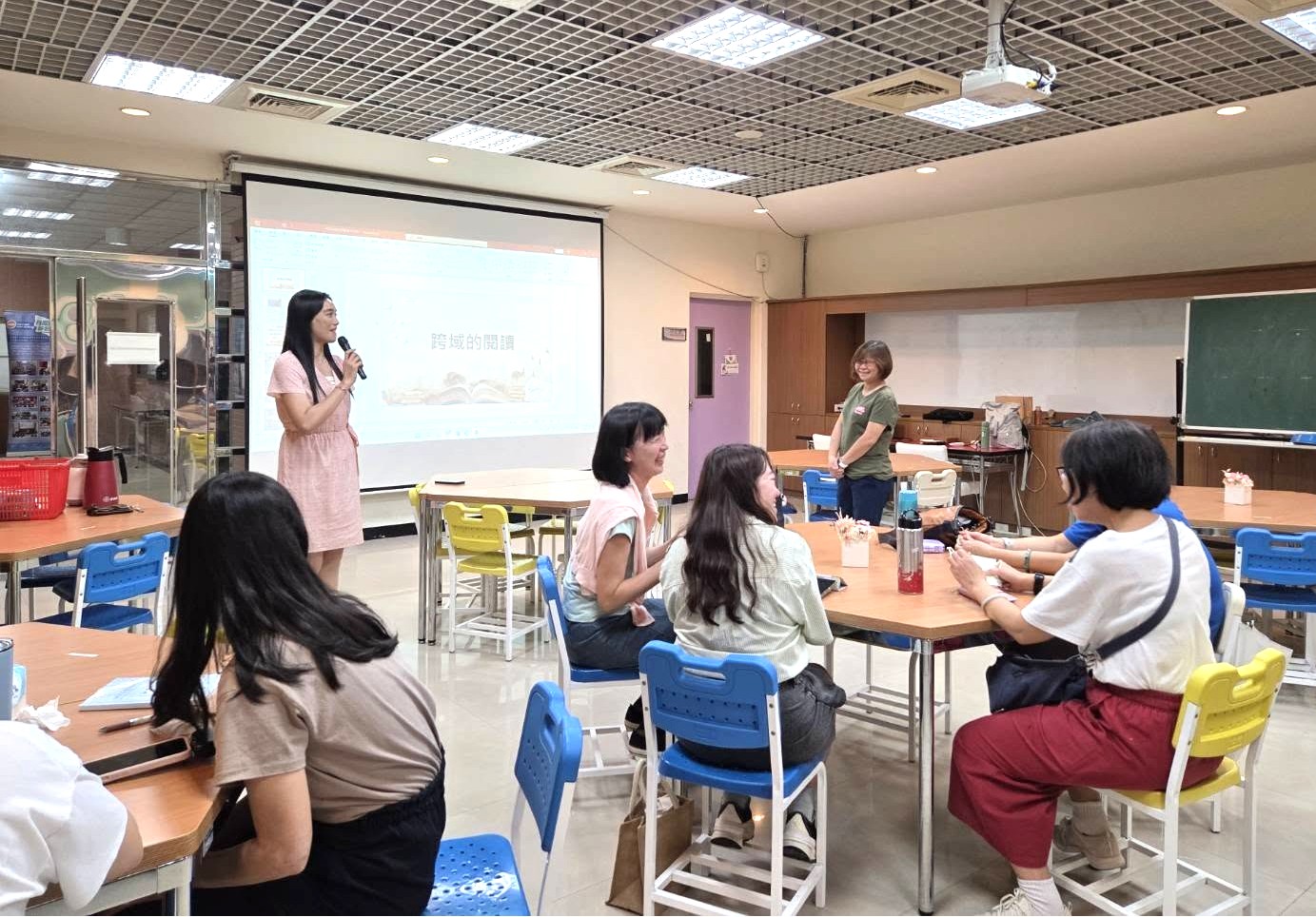 丹鳳高中「JUST愛讀閱讀教師專業社群」外聘講師謝孟俶老師的「跨域的閱讀」_0_0.jpg
