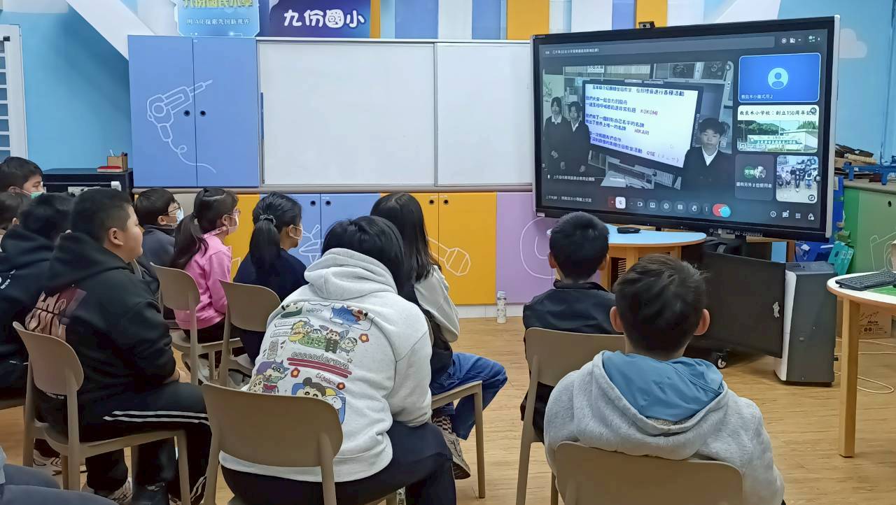 九份國小學生專心聆聽觀看教良木小學學生分享.jpg