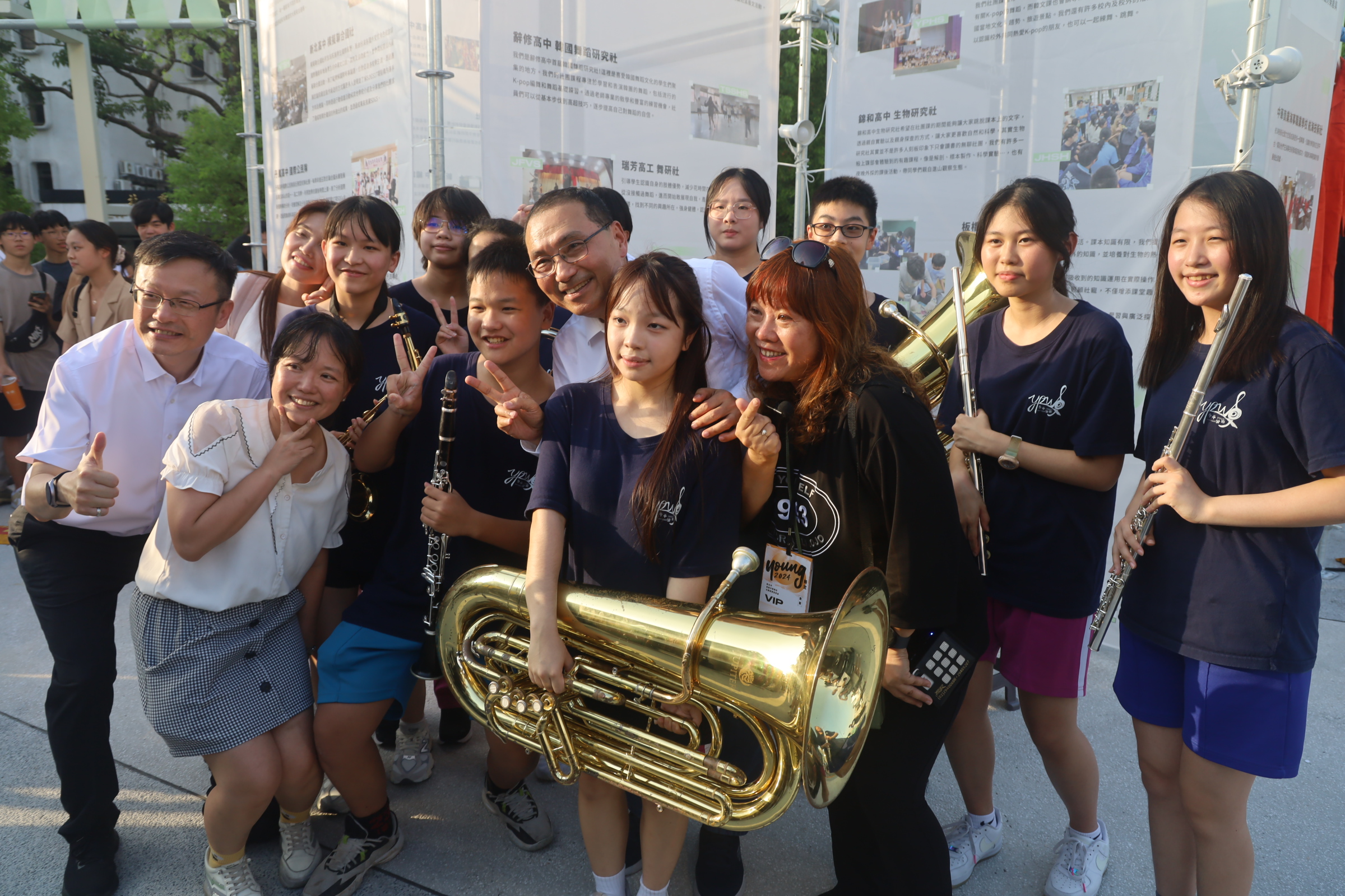 侯「校長」與永平高中音樂性社團合影