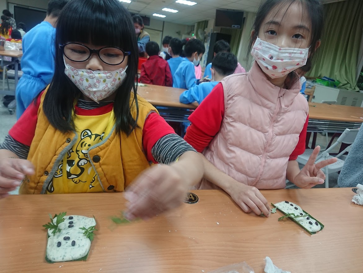 光復國小學生做艾草粿_0.jpg