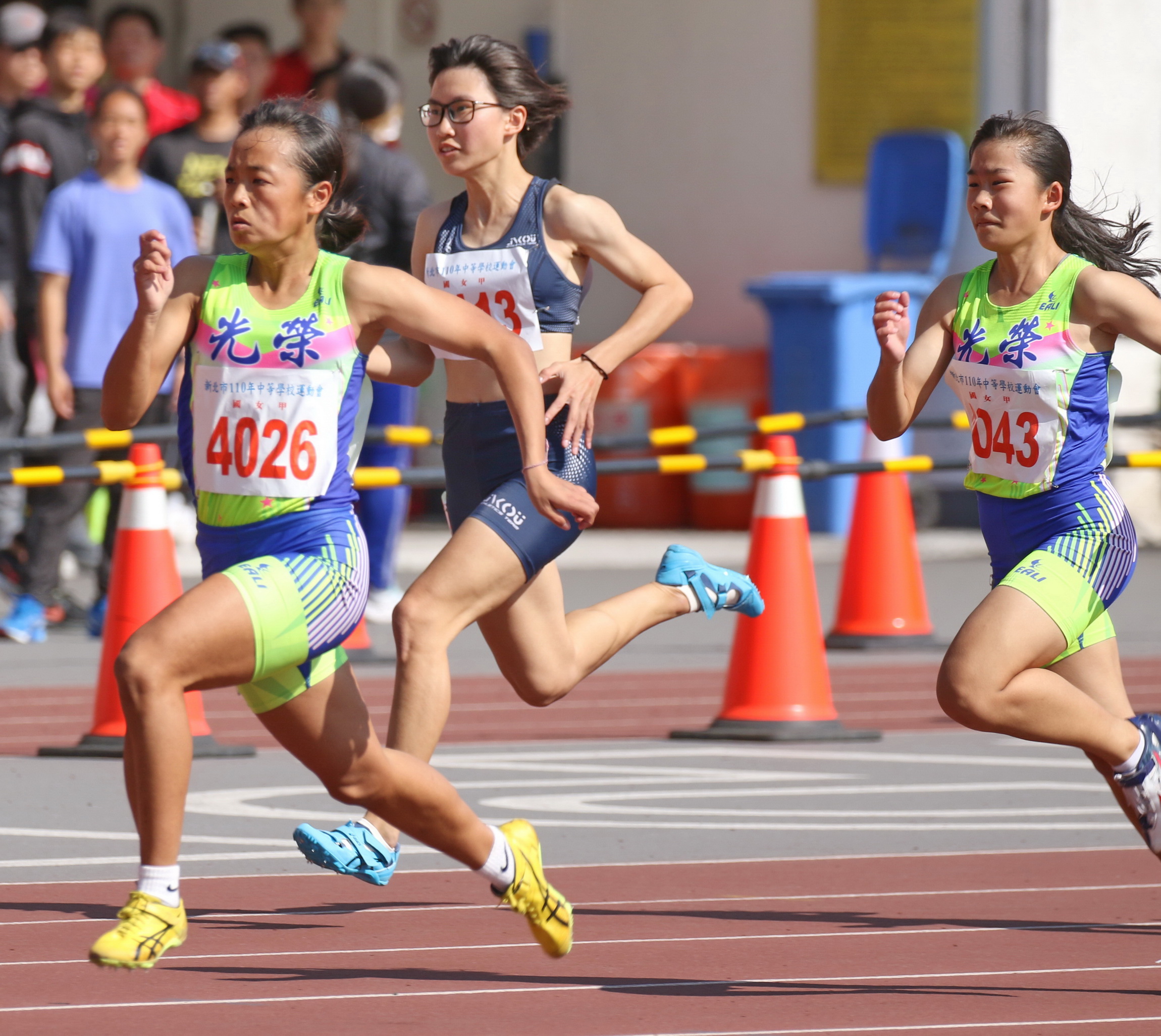 光榮國中周欣彤(左一)破國女組100公尺大會紀錄