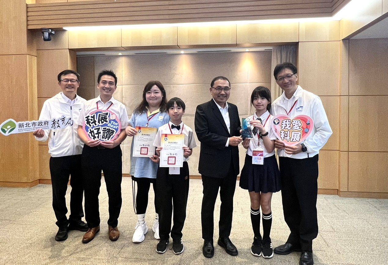全國科展第一名師生於市政會議獻獎，圖為中山國小獲獎師生