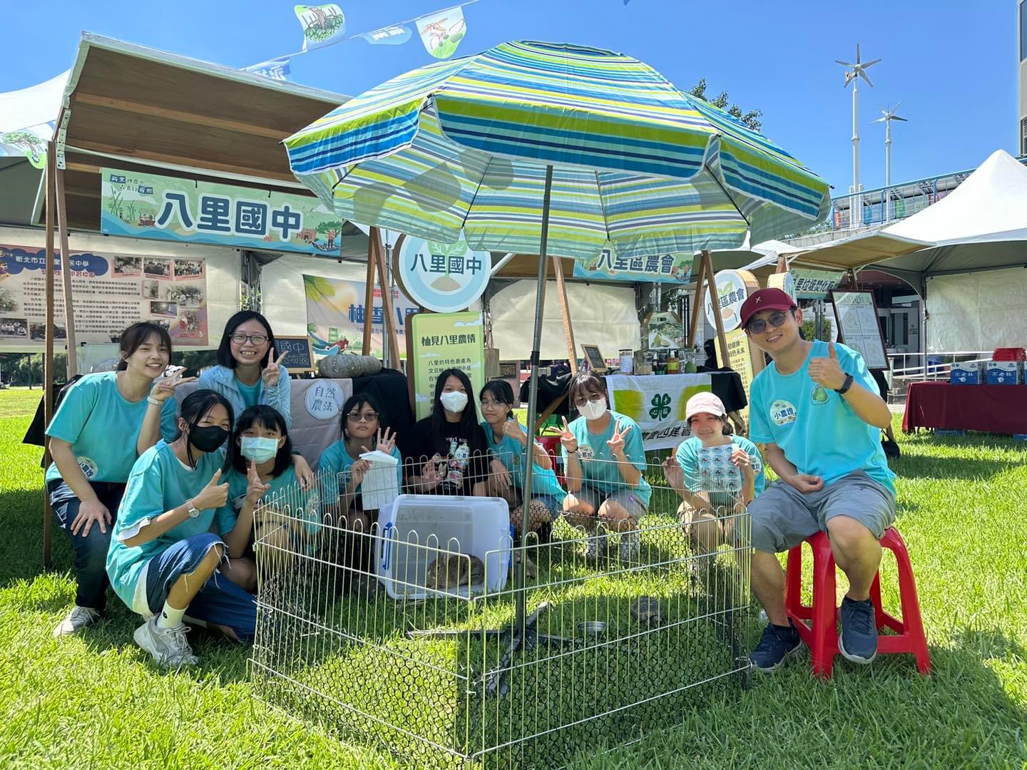 八里國中師生至八里左岸與民眾分享環教成果。_0.jpg