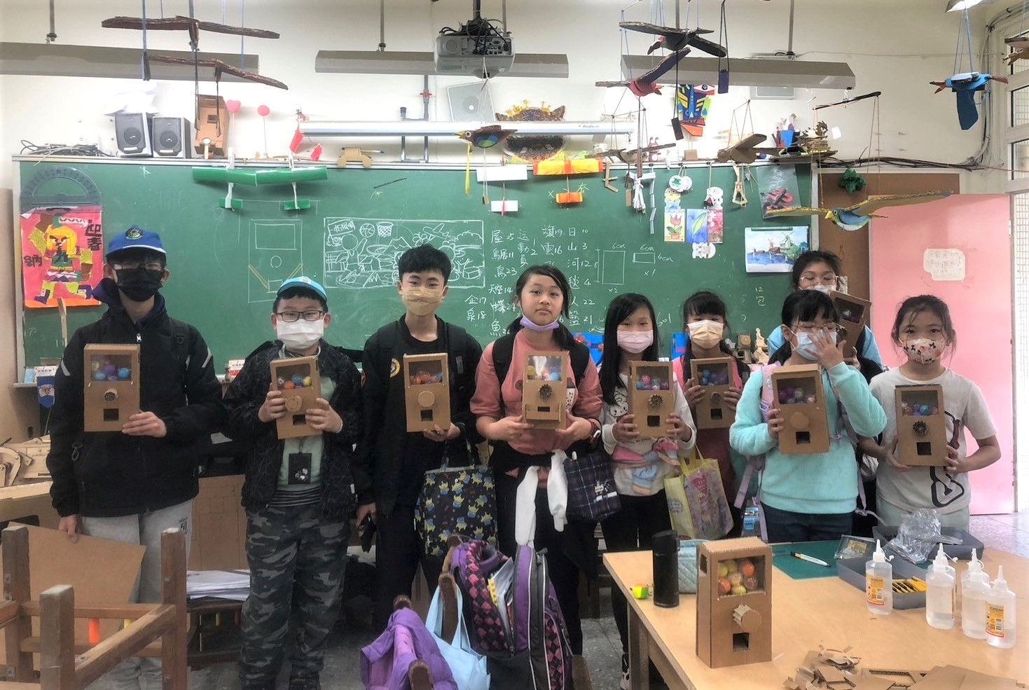 八里國小學生於校內創客課程製作木製扭蛋機.jpg