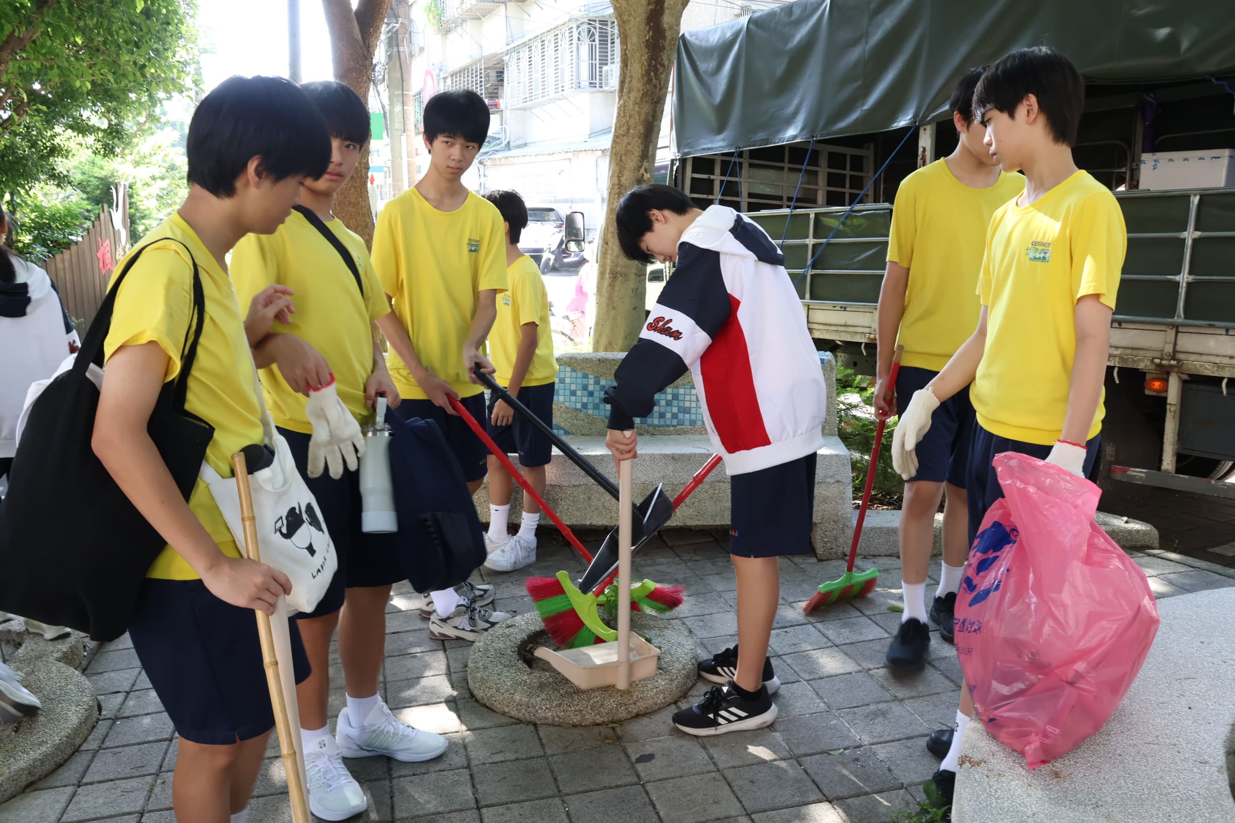 分工合作，社區清潔小隊出動.jpg