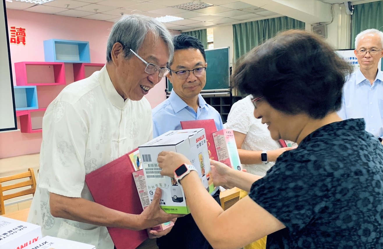 初任校長三和國小王蘭芝校長(右)奉敬拜師禮給師傅校長，由新北市退休校長何建漳校長(_0.jpg