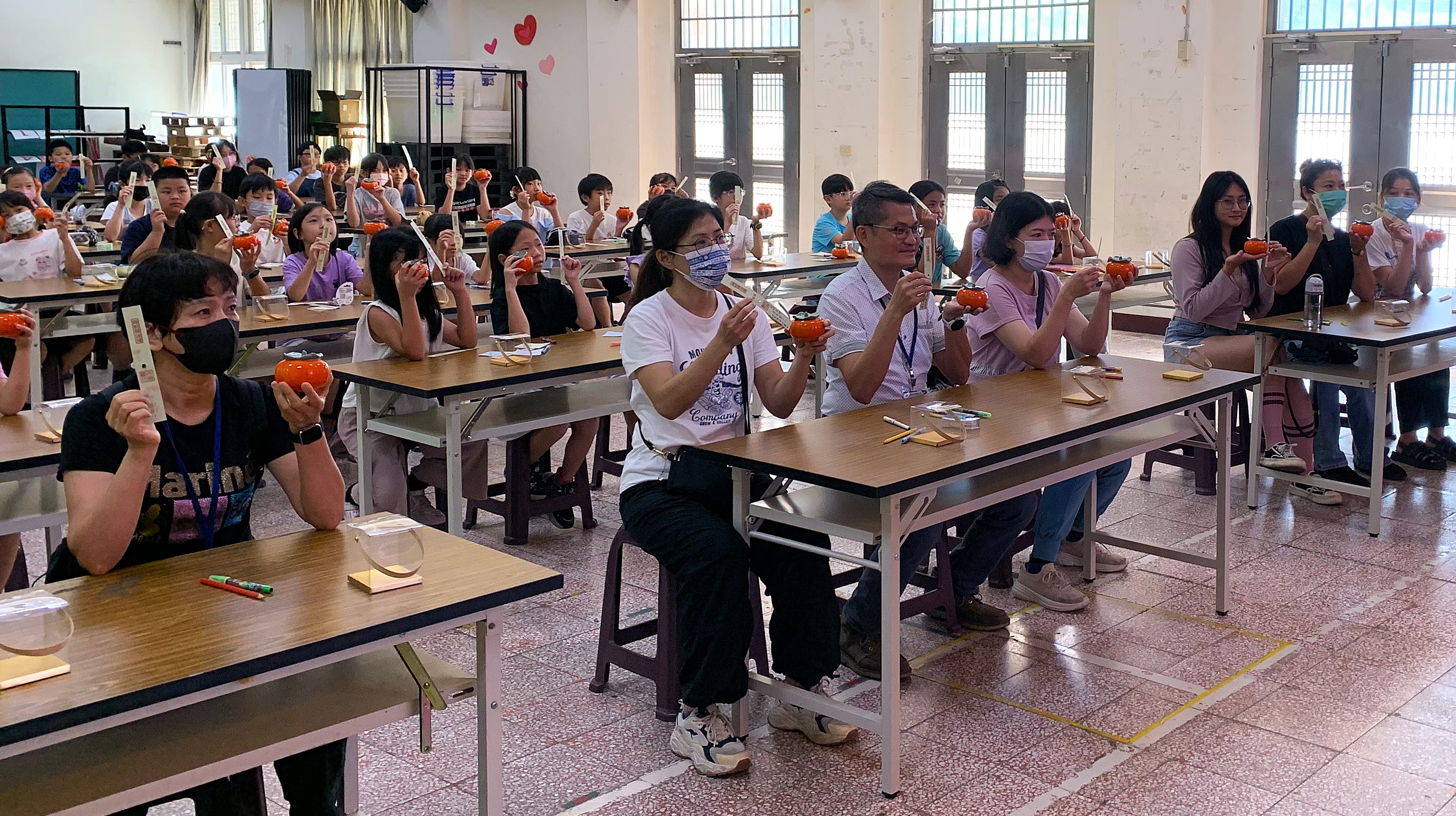 利一奇校長擔任「封茶師」，帶領學生代表將陶甕加蓋並封存.JPG