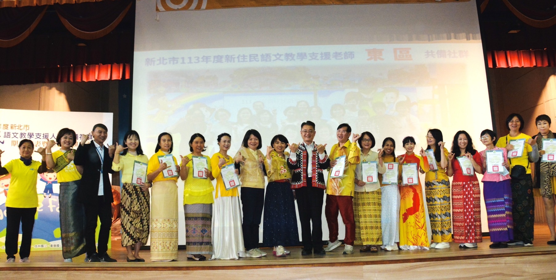 劉明超副局長（中）感謝教支老師長期投入新住民語教學及推動多元文化。_0.jpg