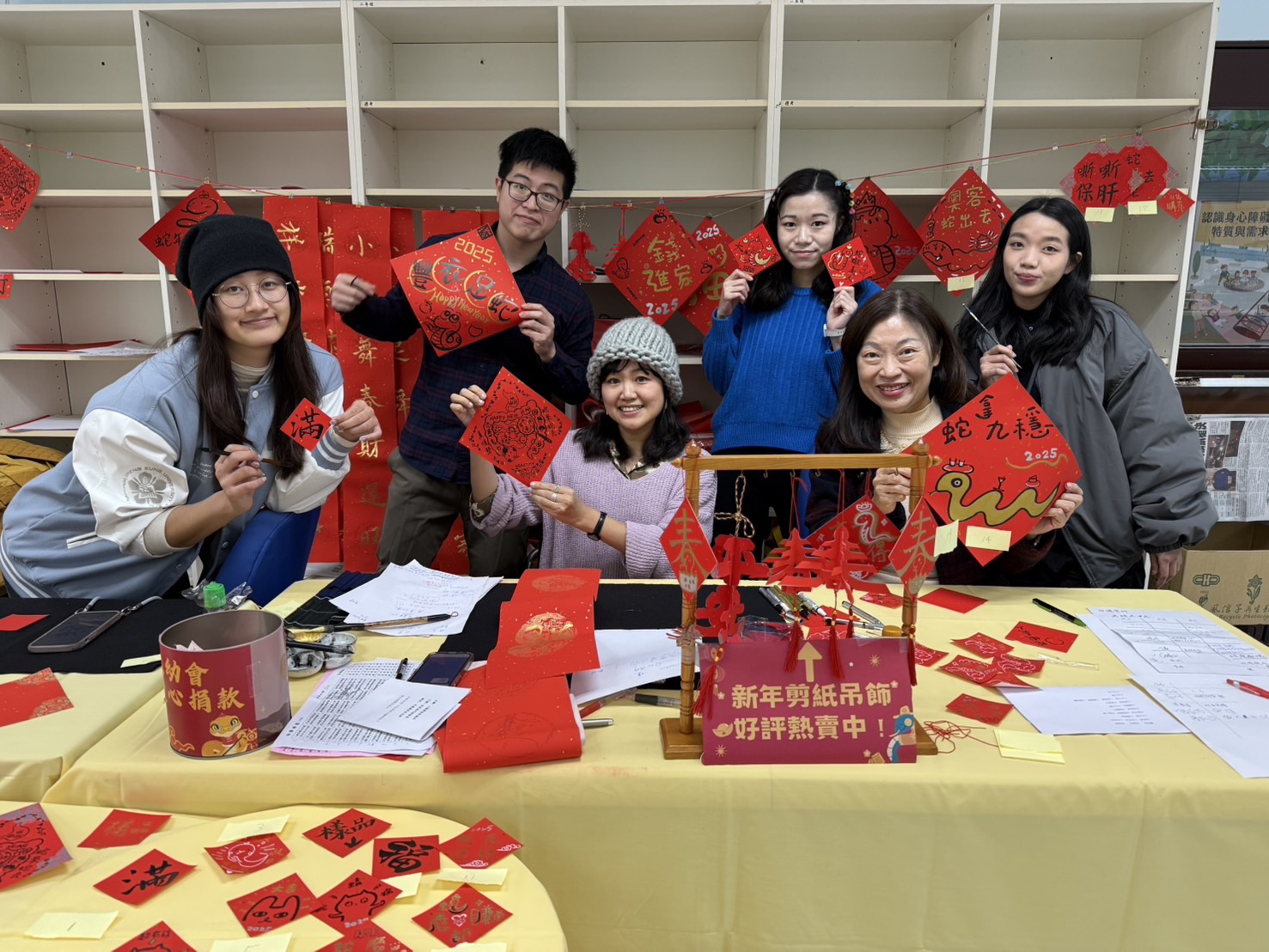 劉淑芬校長與創作的老師展示作品.jpg