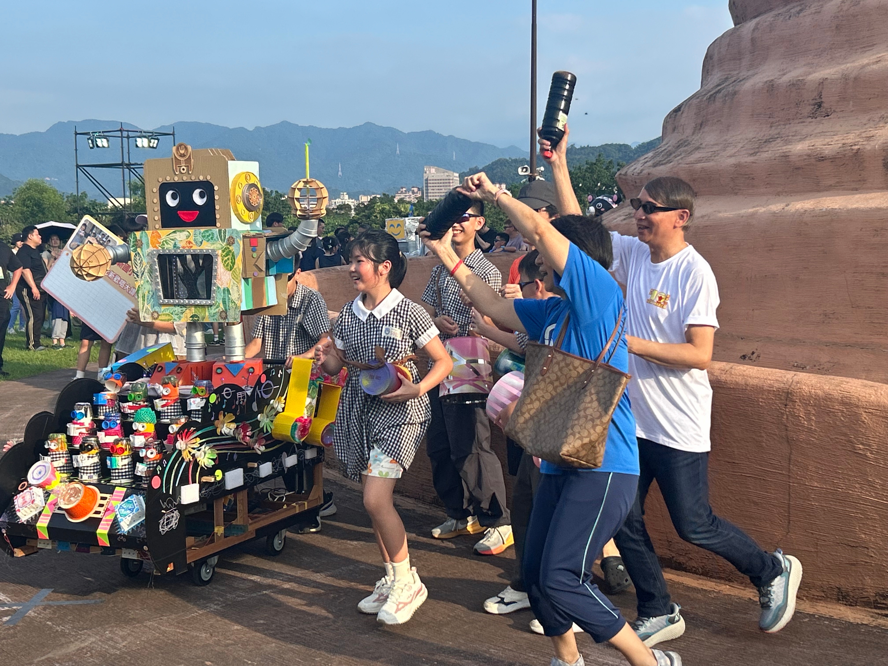 北新國小施裕明校長和師生們與他們製作的「創客E學園」創意花車開心舞蹈.jpg
