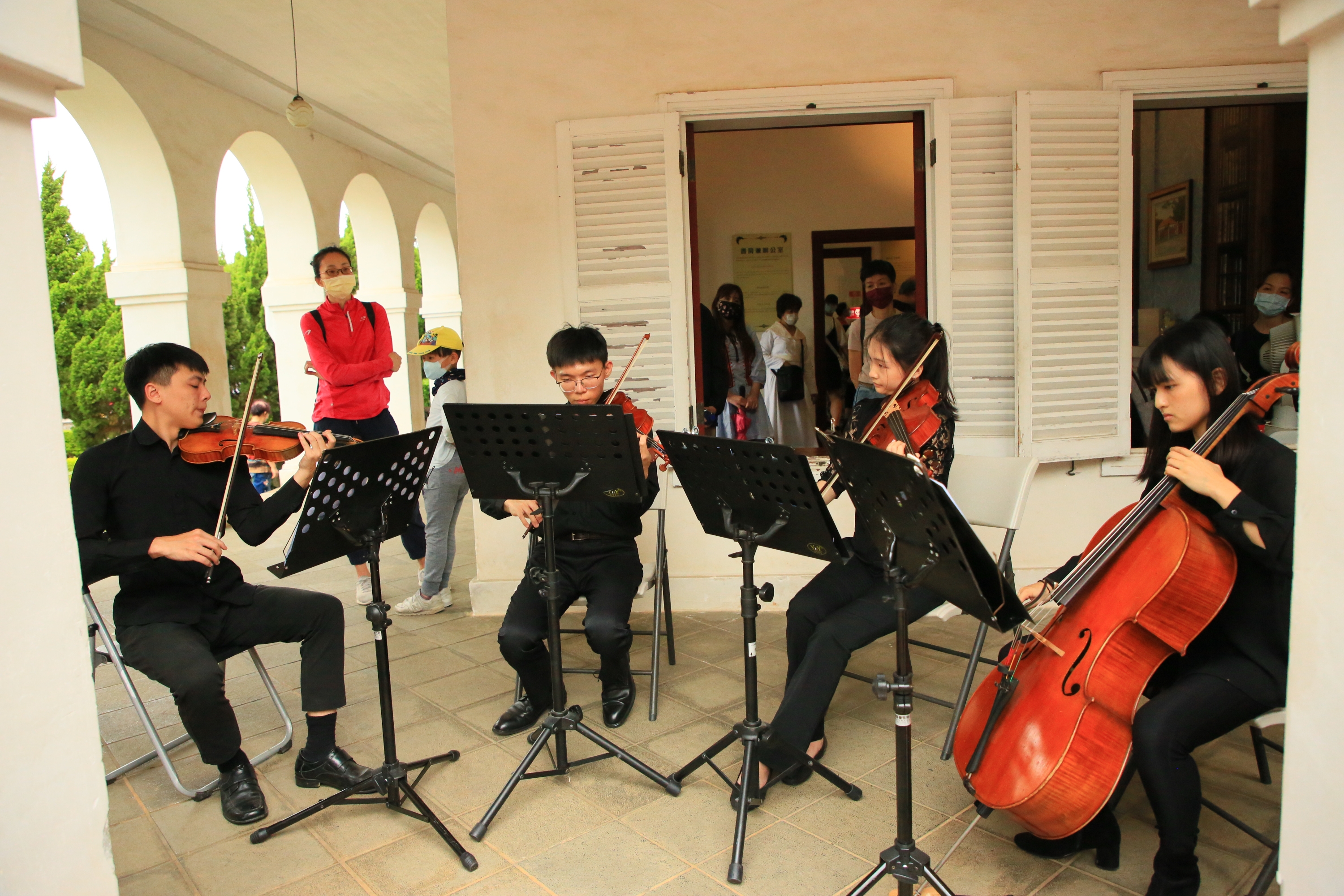 北藝大學生在小白宮迴廊演奏引起熱烈迴響音樂饗宴.
