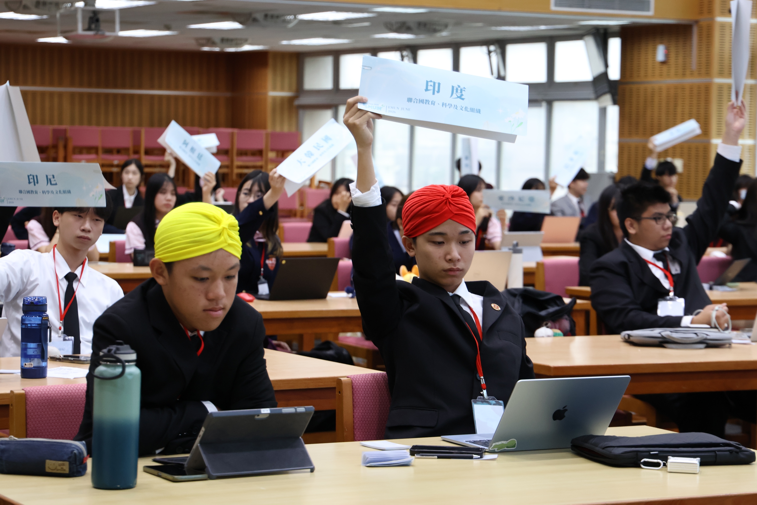 印度代表著傳統頭巾舉牌為國發聲.JPG