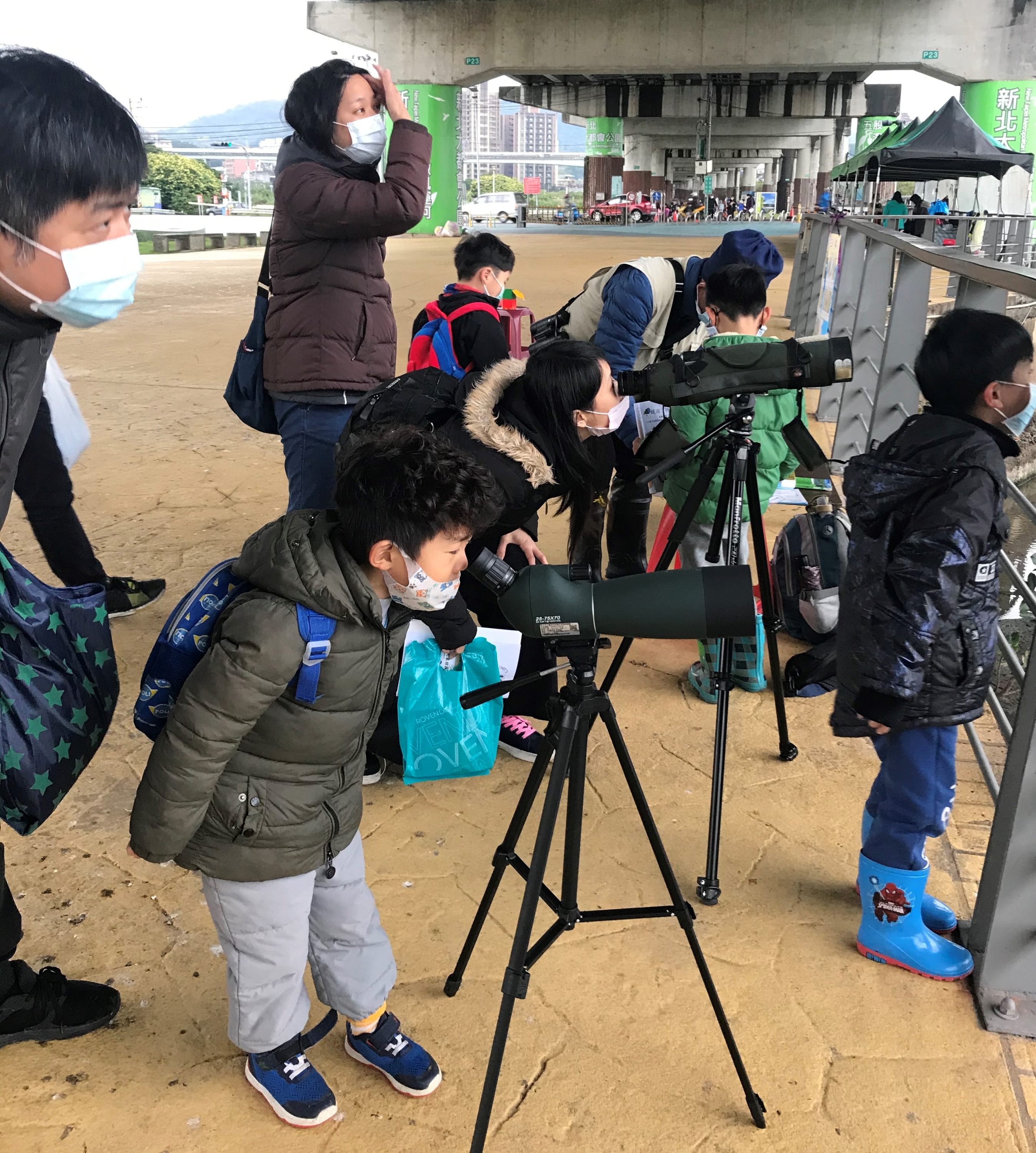 台北鳥類學會專家陪同引導親子體驗賞鳥樂趣