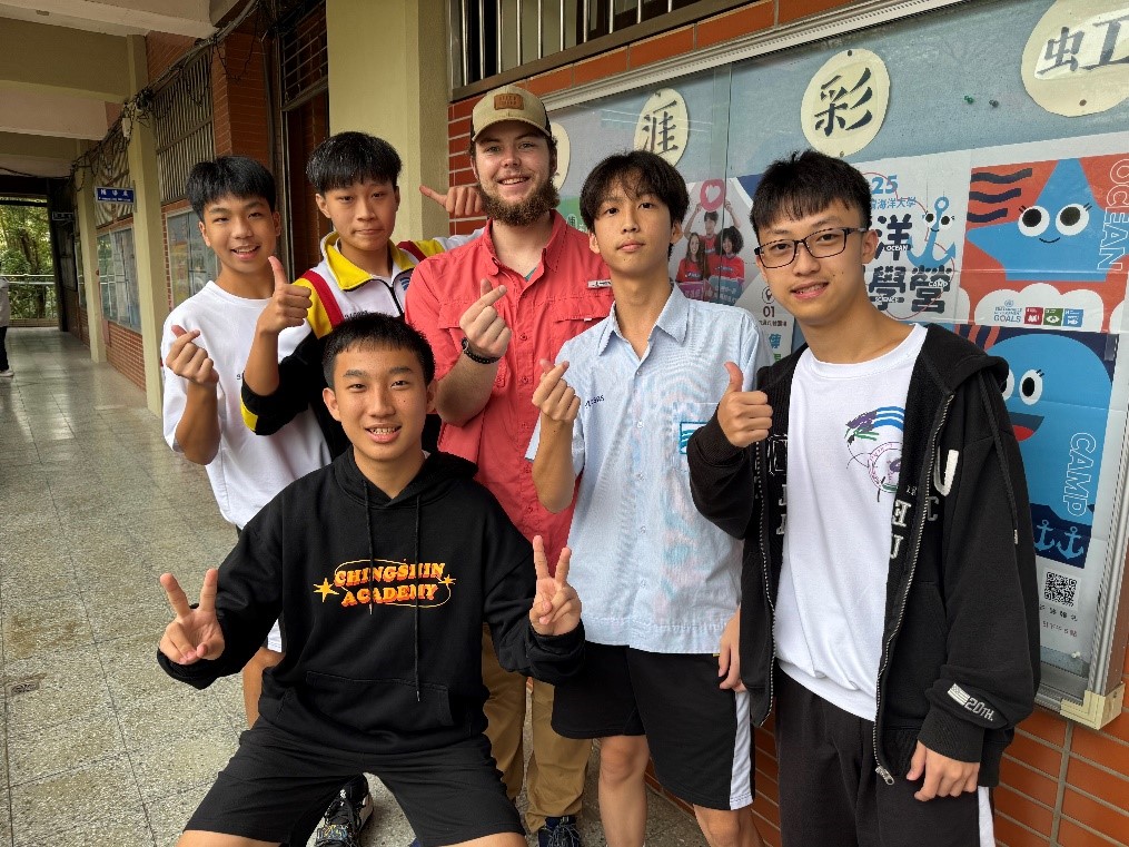 同學們與美國志工合照留念.jpg