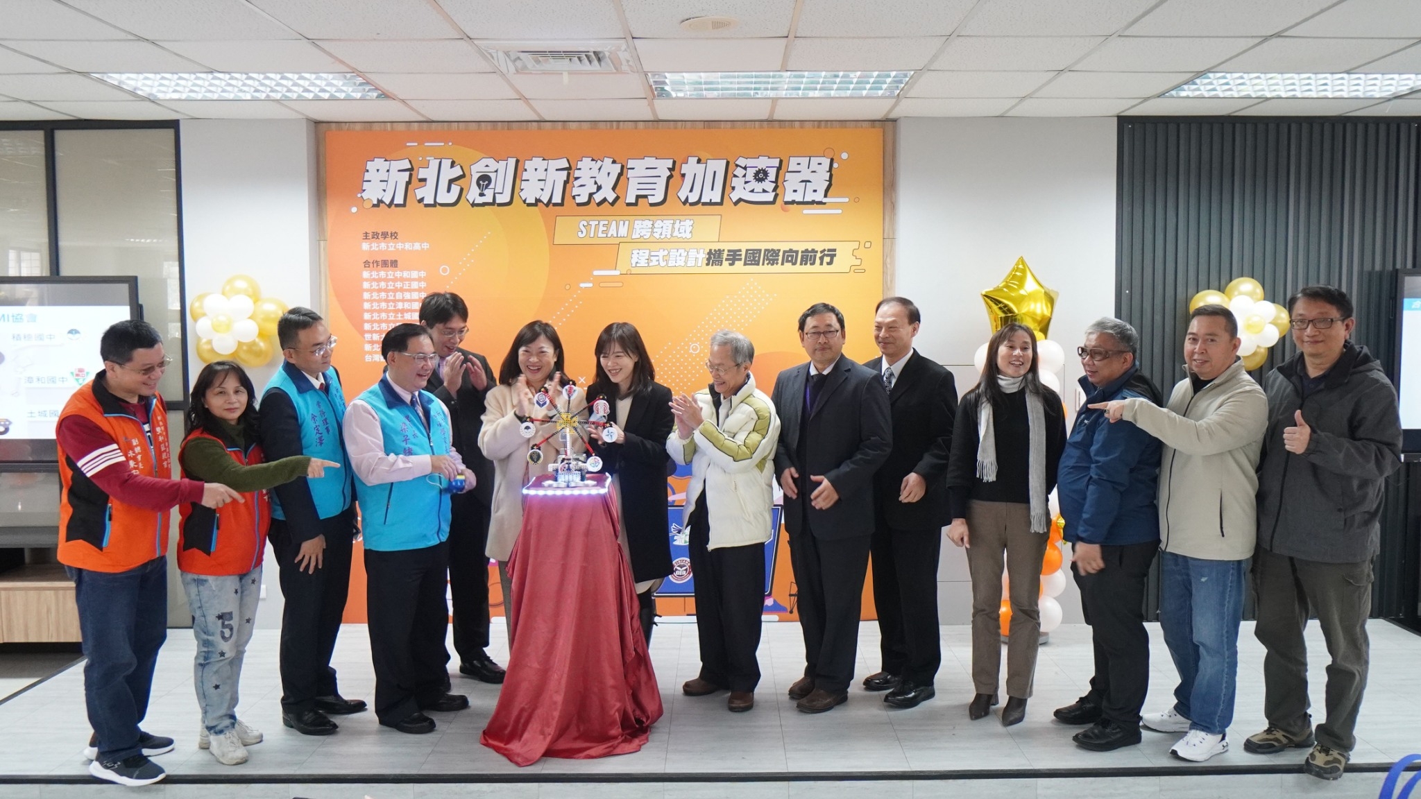 吳佳珊科長等貴賓參與新北創新教育加速器成果發表會.jpg