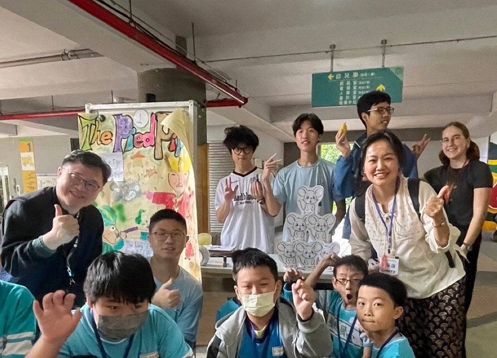 吹笛人分站的師生合影，左一為積穗國小羅宏益主任，右一為中和高中黃采誼主任--這個活動的兩位催生者.jpg