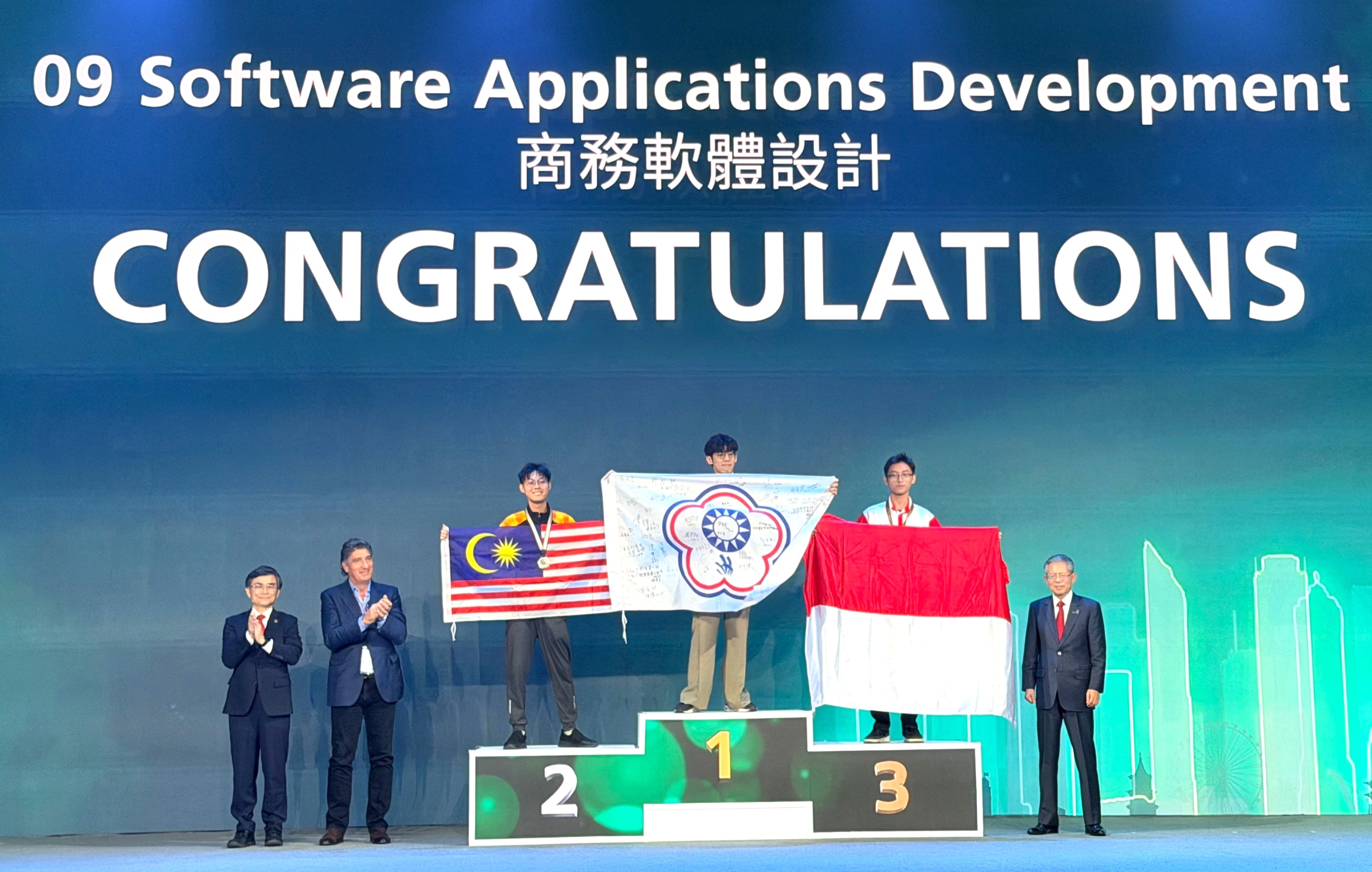 呂治寬以商務軟體設計金牌作為踏入專業的重要一步，感謝團隊支持02