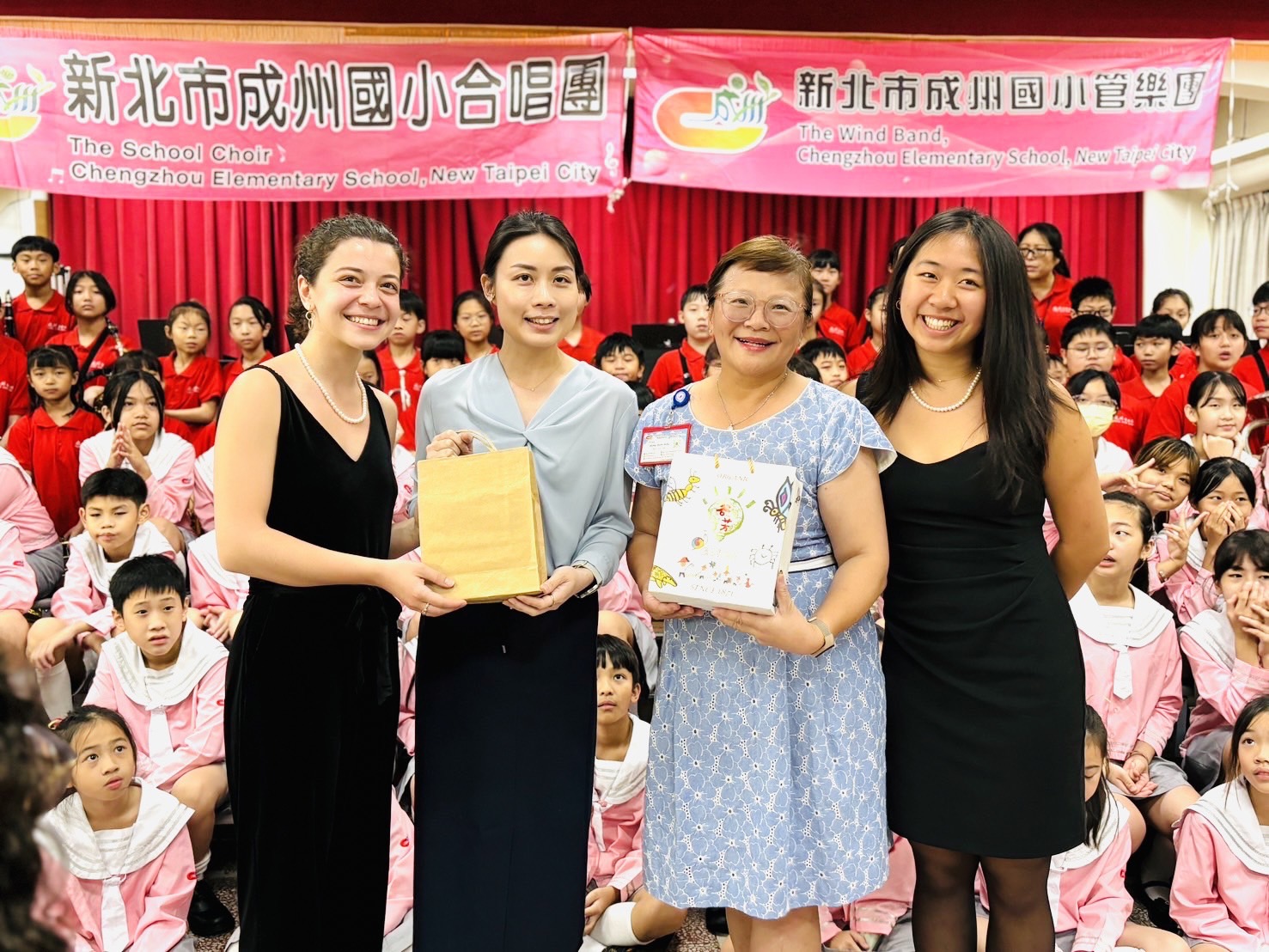 哈佛成州致贈紀念品.jpg