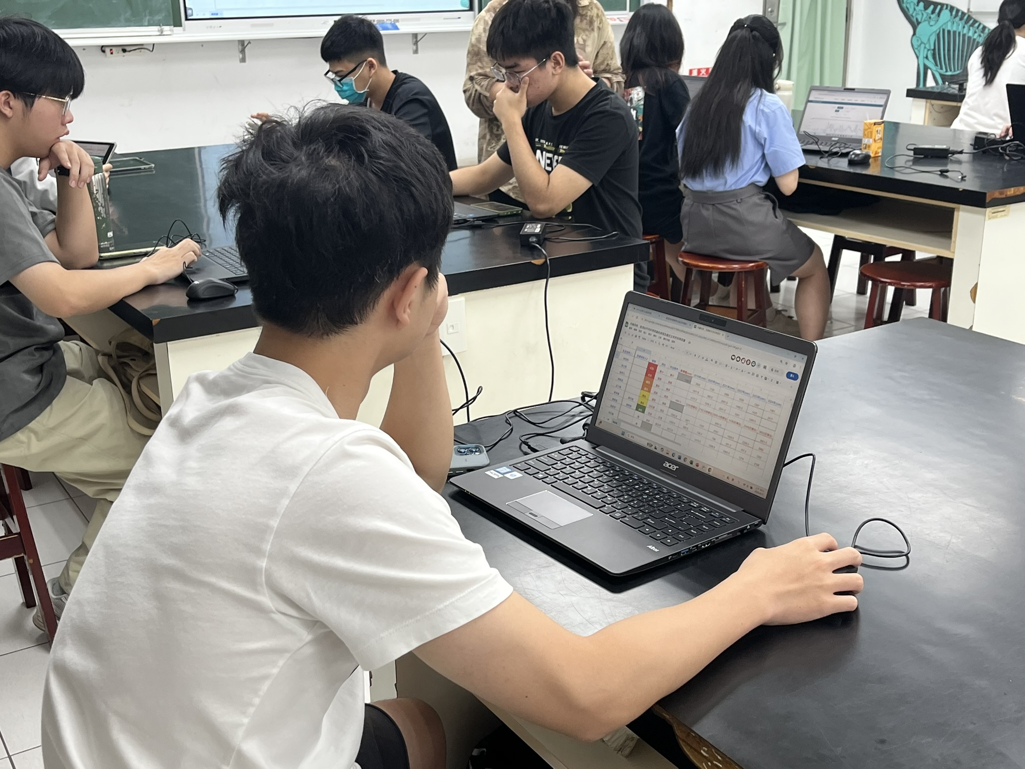 因應AI科技與生醫產業發展浪潮,今年特別攜手國立清華大學及中原大學合作,開辦尖端科.jpg