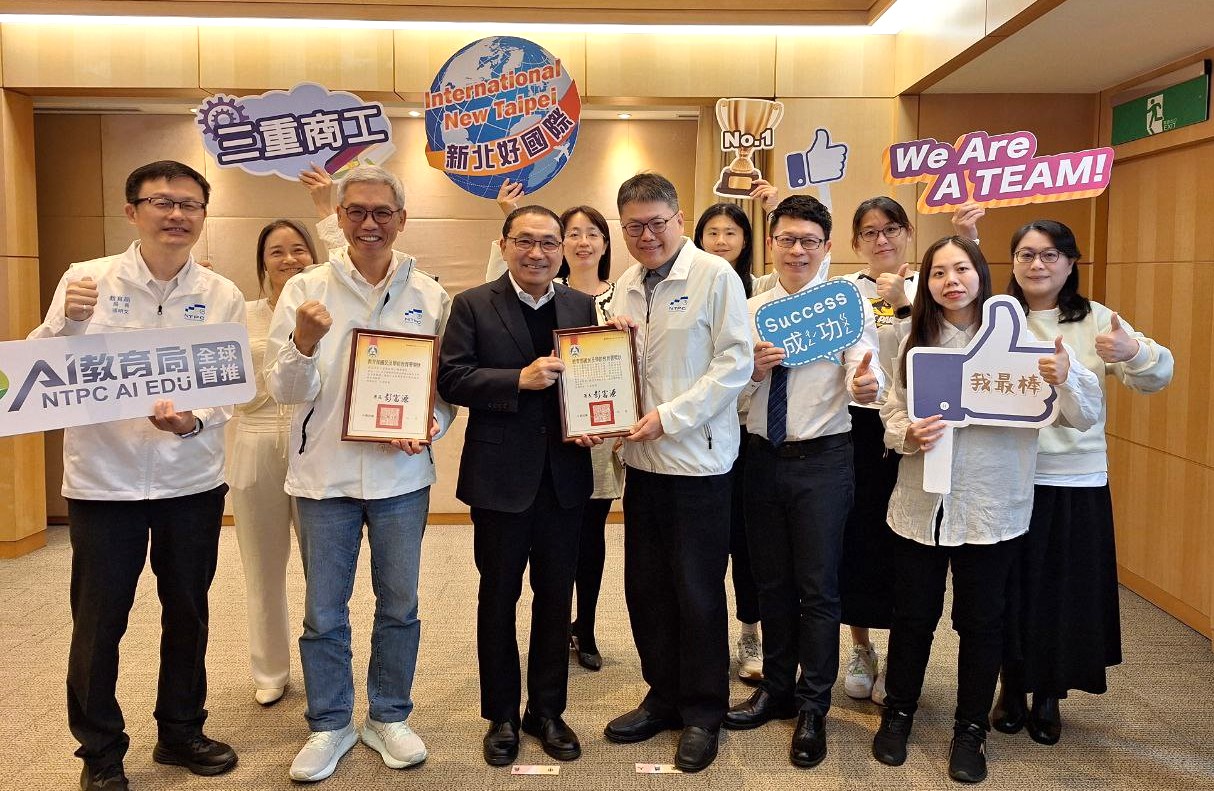 國際教育優良課程工具包及課程方案獲獎學校(成功國小及三重商工)於市政會議獻獎_0.jpg